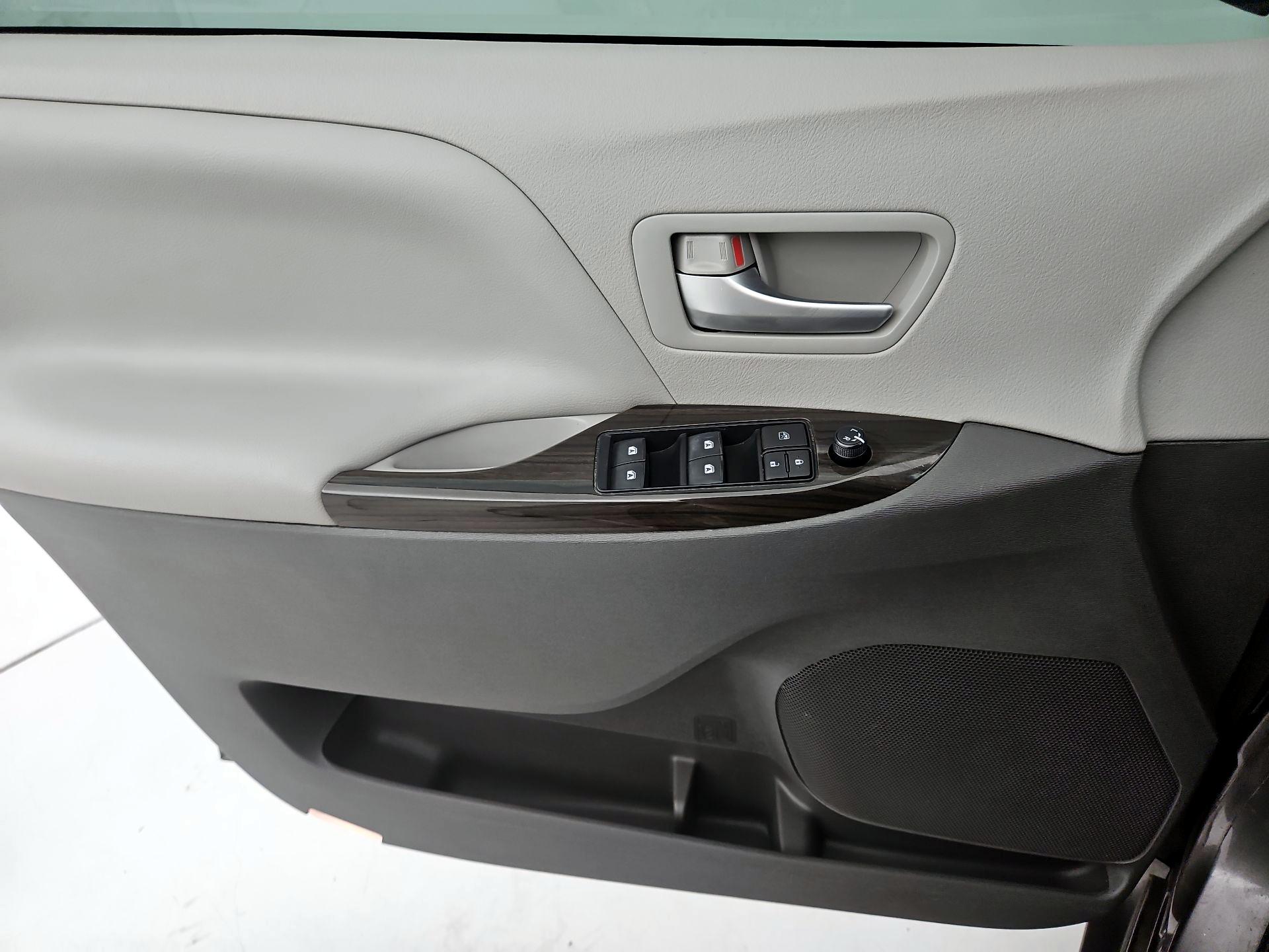 Thumbnail: 2016 Toyota Sienna - 12