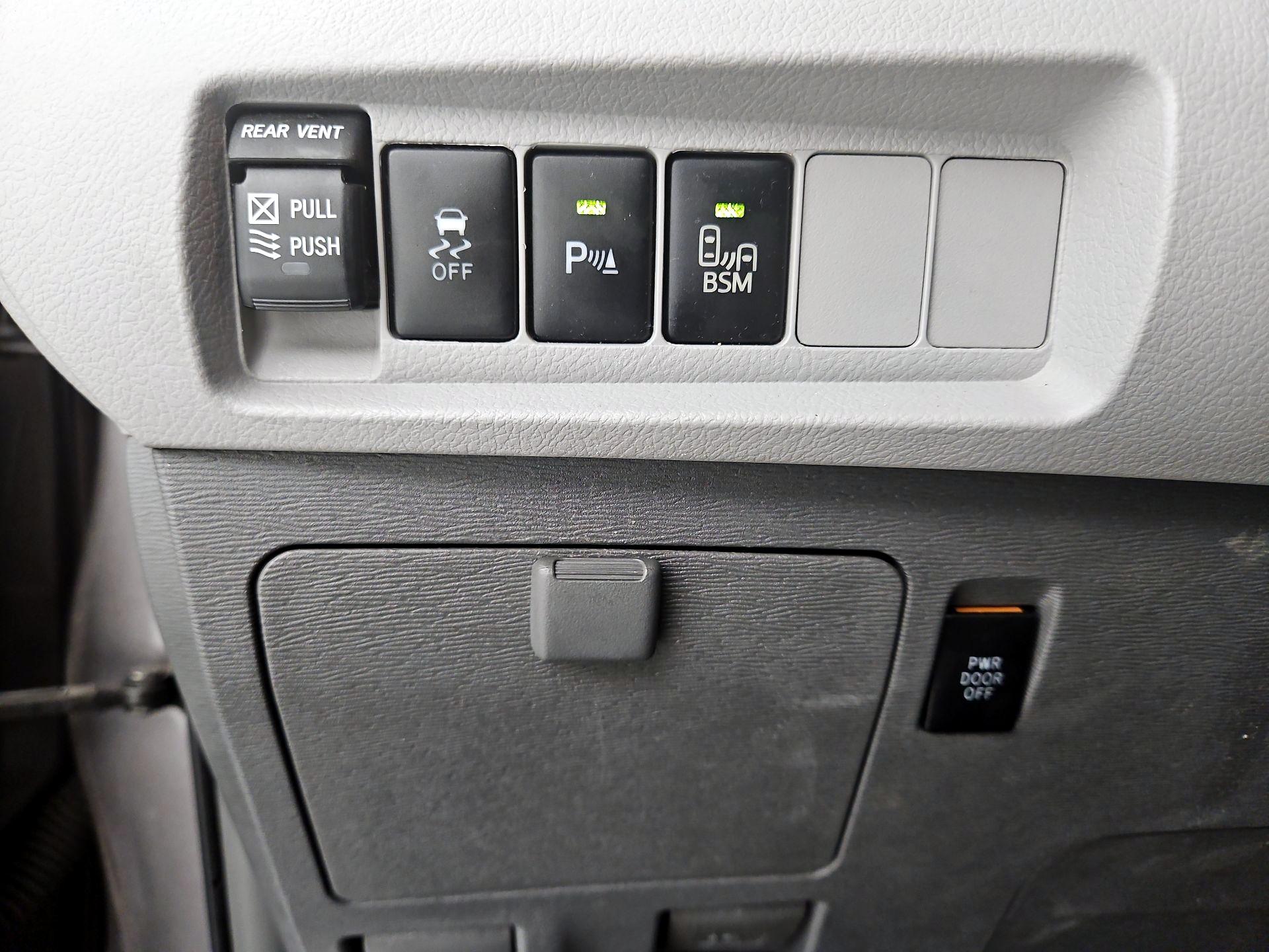 Thumbnail: 2016 Toyota Sienna - 13