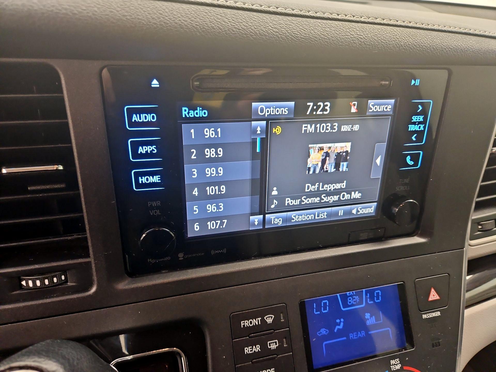 Thumbnail: 2016 Toyota Sienna - 16