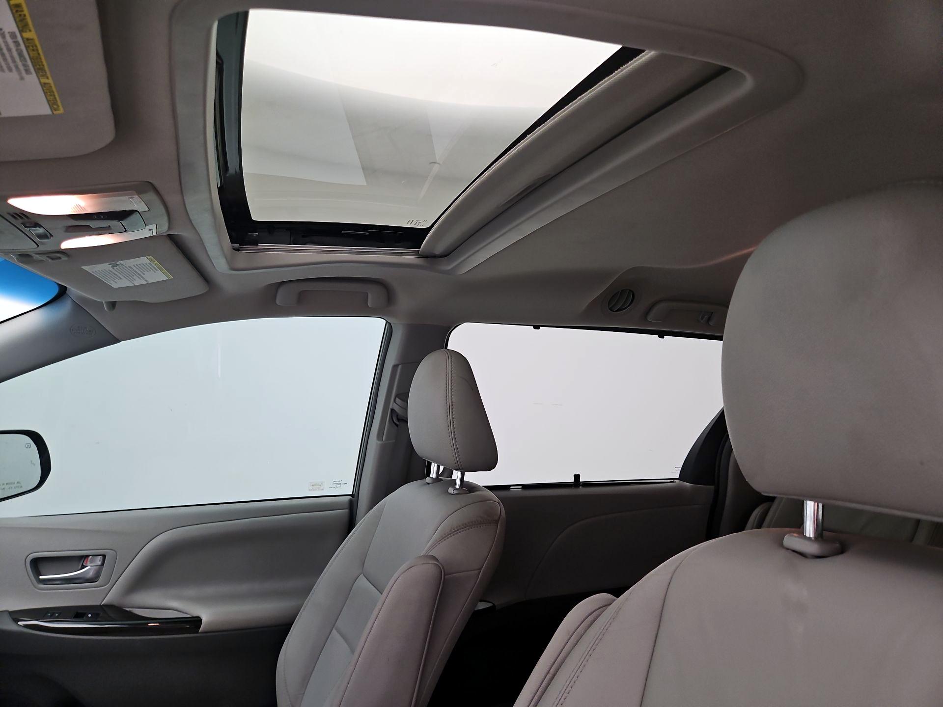 Thumbnail: 2016 Toyota Sienna - 20