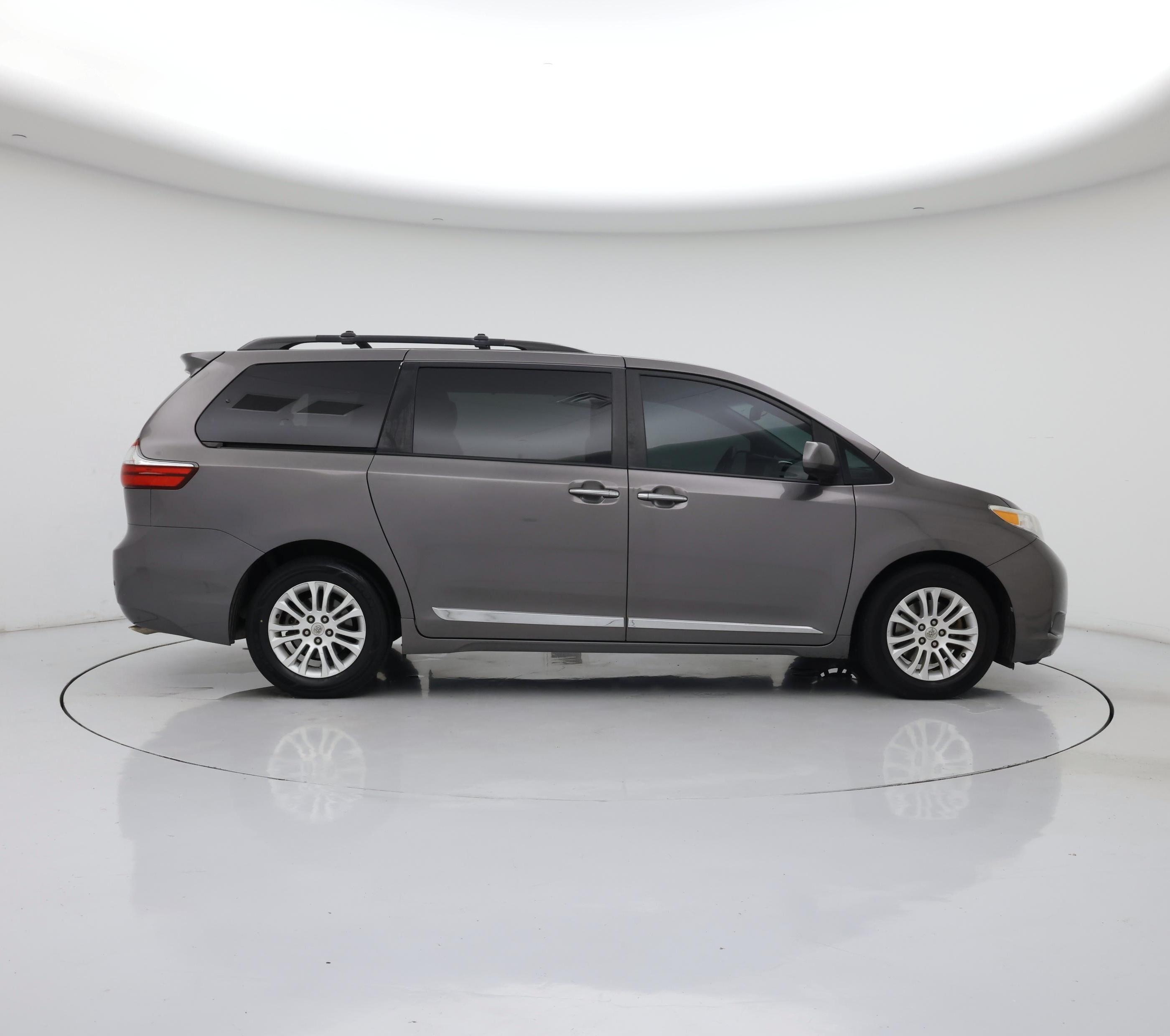 Thumbnail: 2016 Toyota Sienna - 7