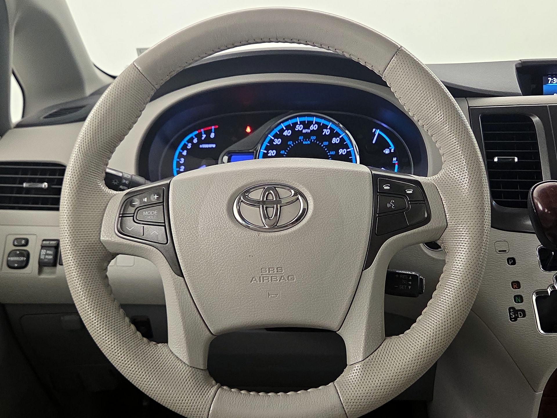 Thumbnail: 2014 Toyota Sienna - 10