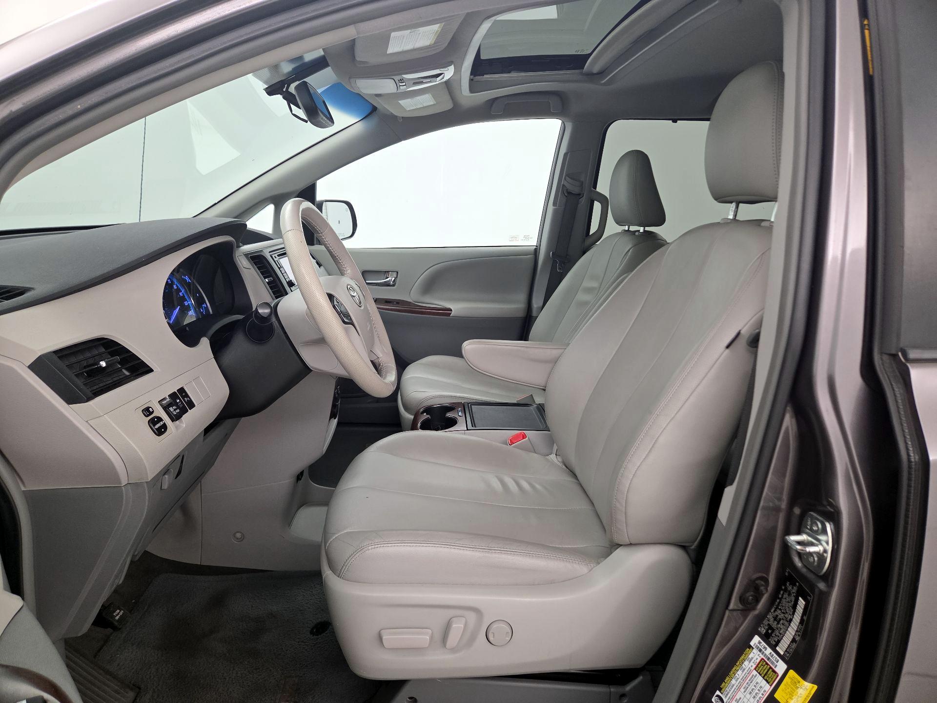 Thumbnail: 2014 Toyota Sienna - 11