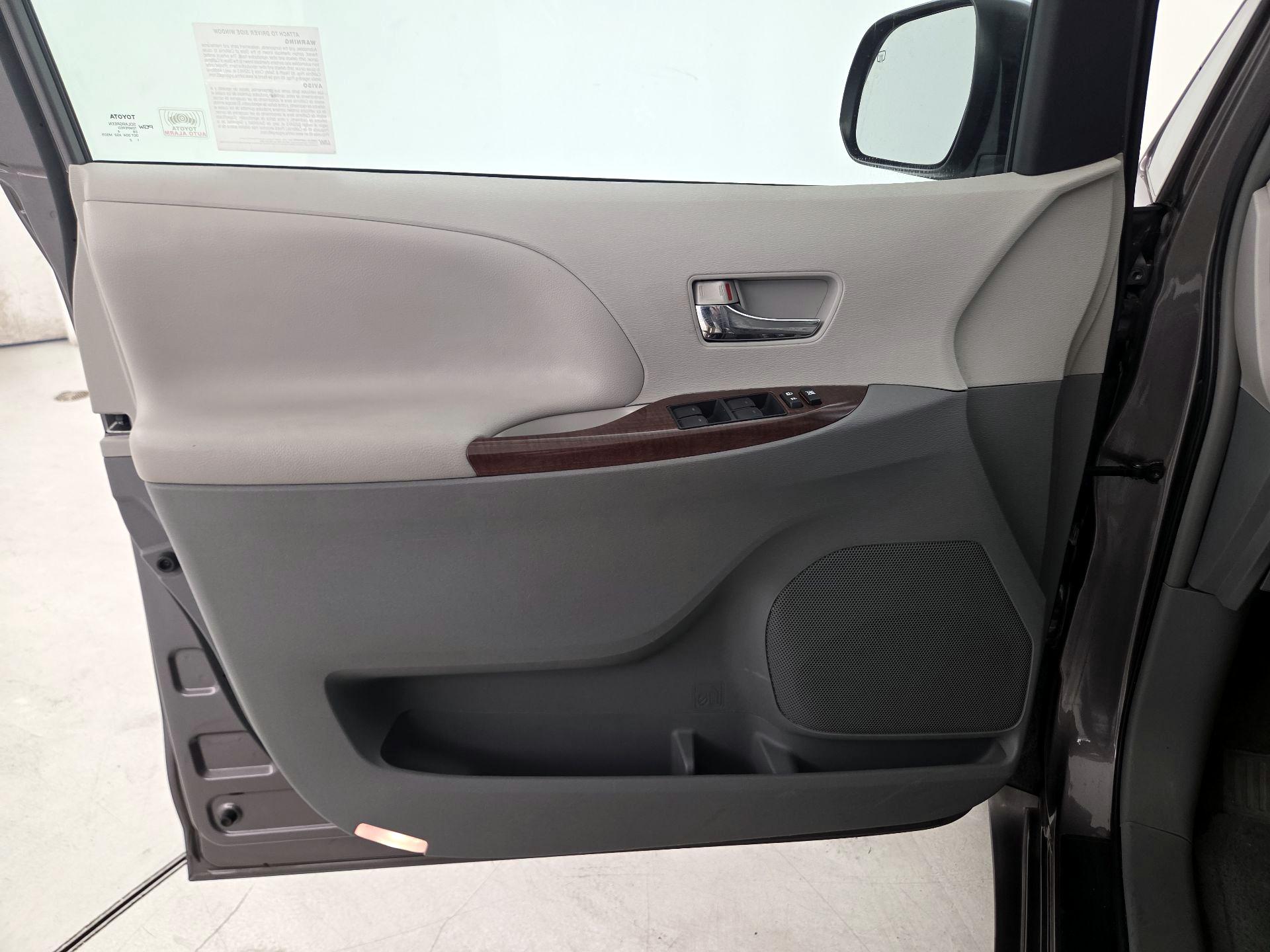 Thumbnail: 2014 Toyota Sienna - 12