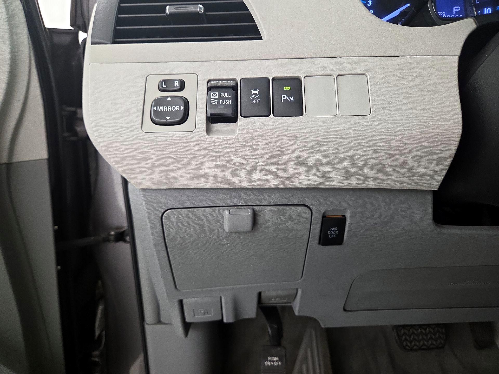 Thumbnail: 2014 Toyota Sienna - 13