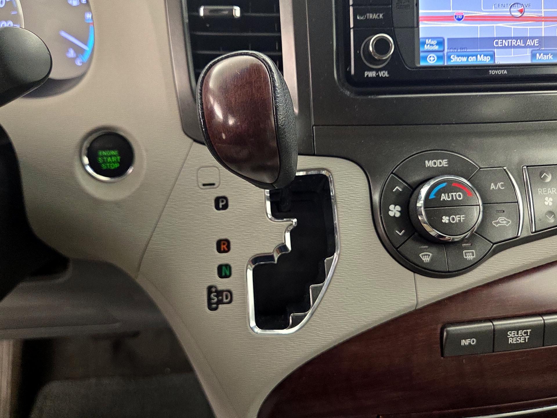 Thumbnail: 2014 Toyota Sienna - 18