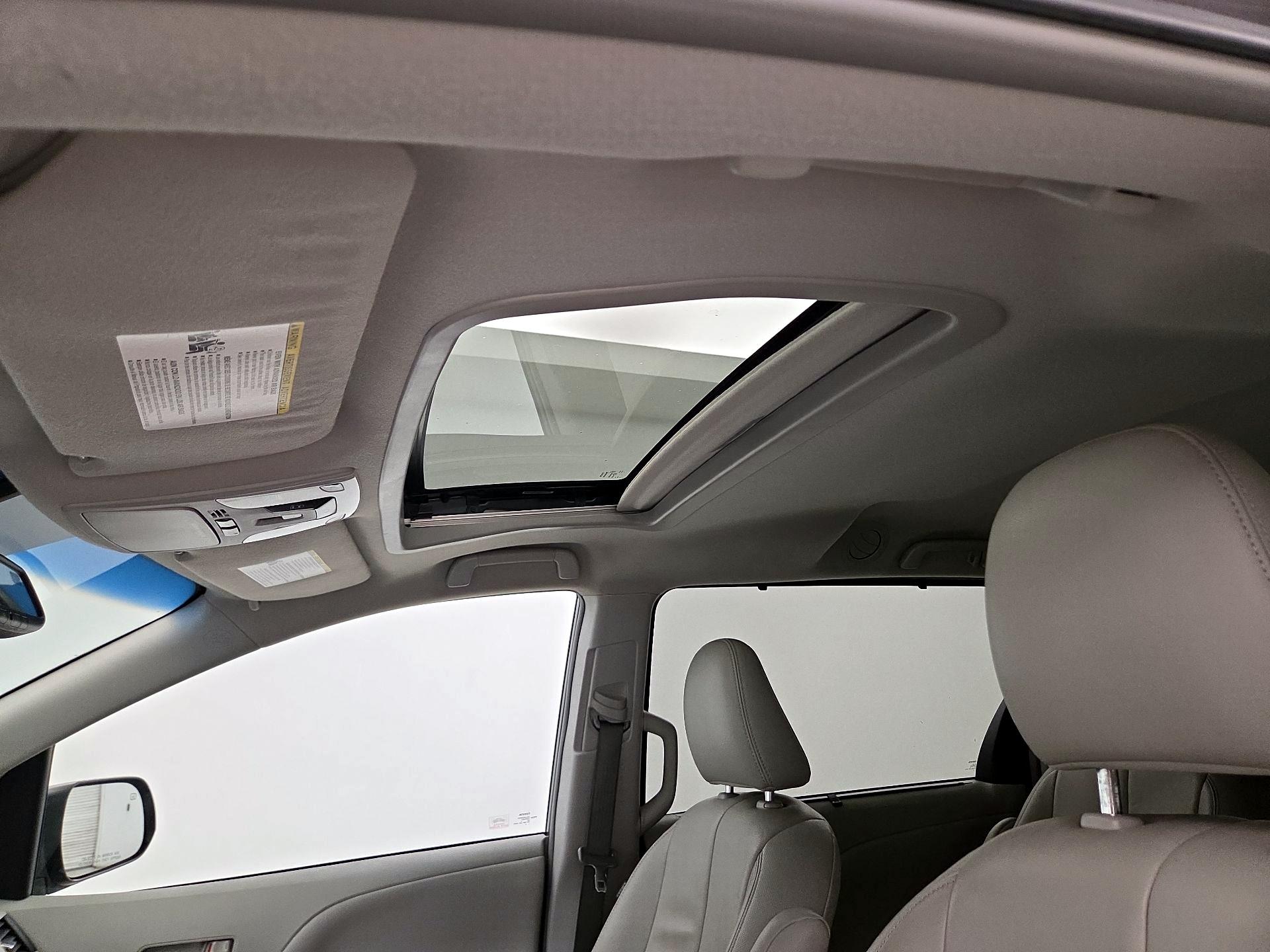Thumbnail: 2014 Toyota Sienna - 20