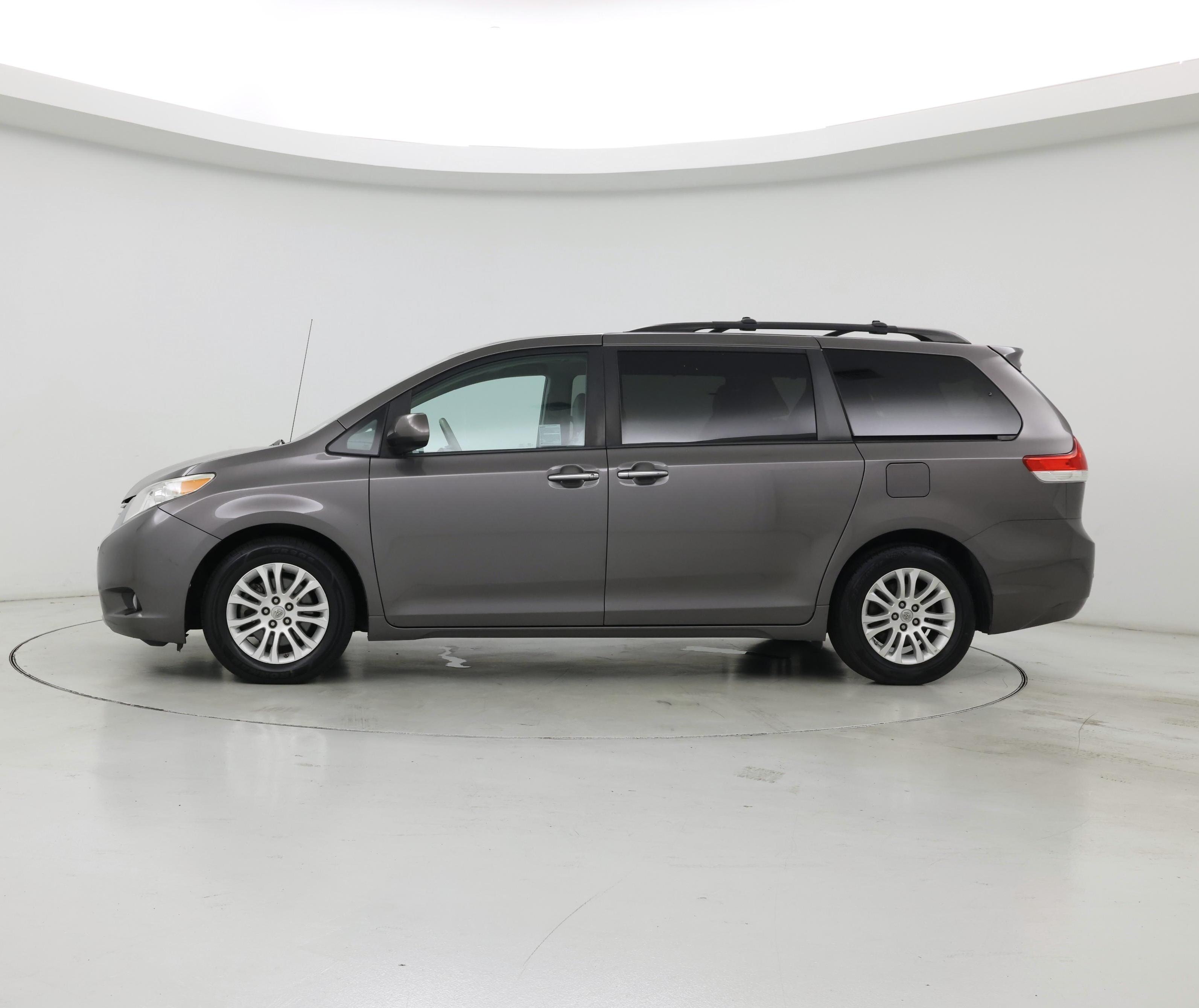 Thumbnail: 2014 Toyota Sienna - 3