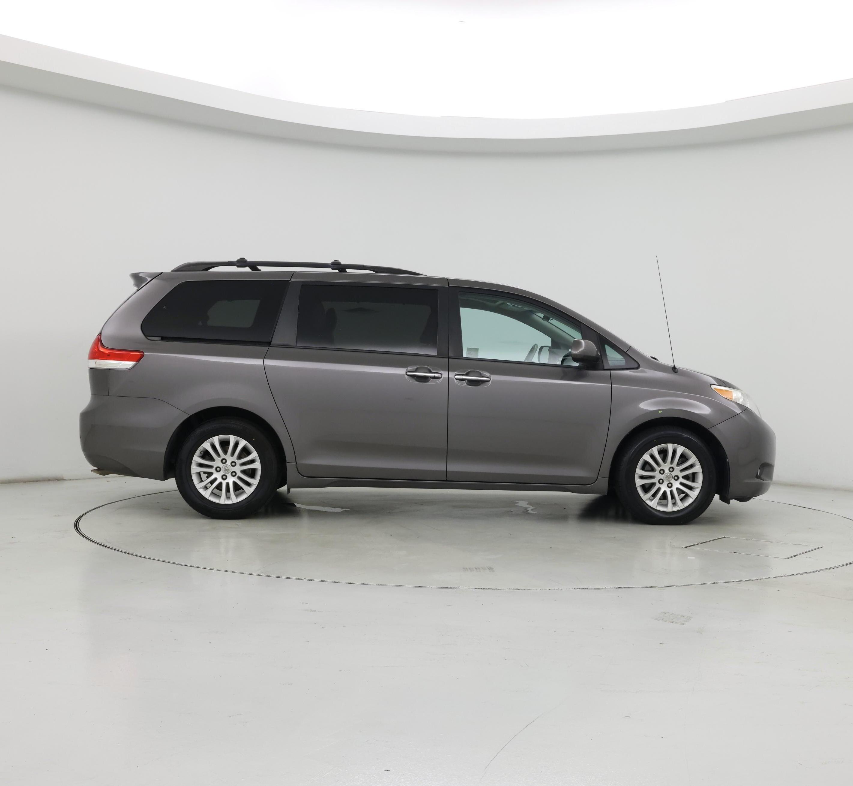 Thumbnail: 2014 Toyota Sienna - 7
