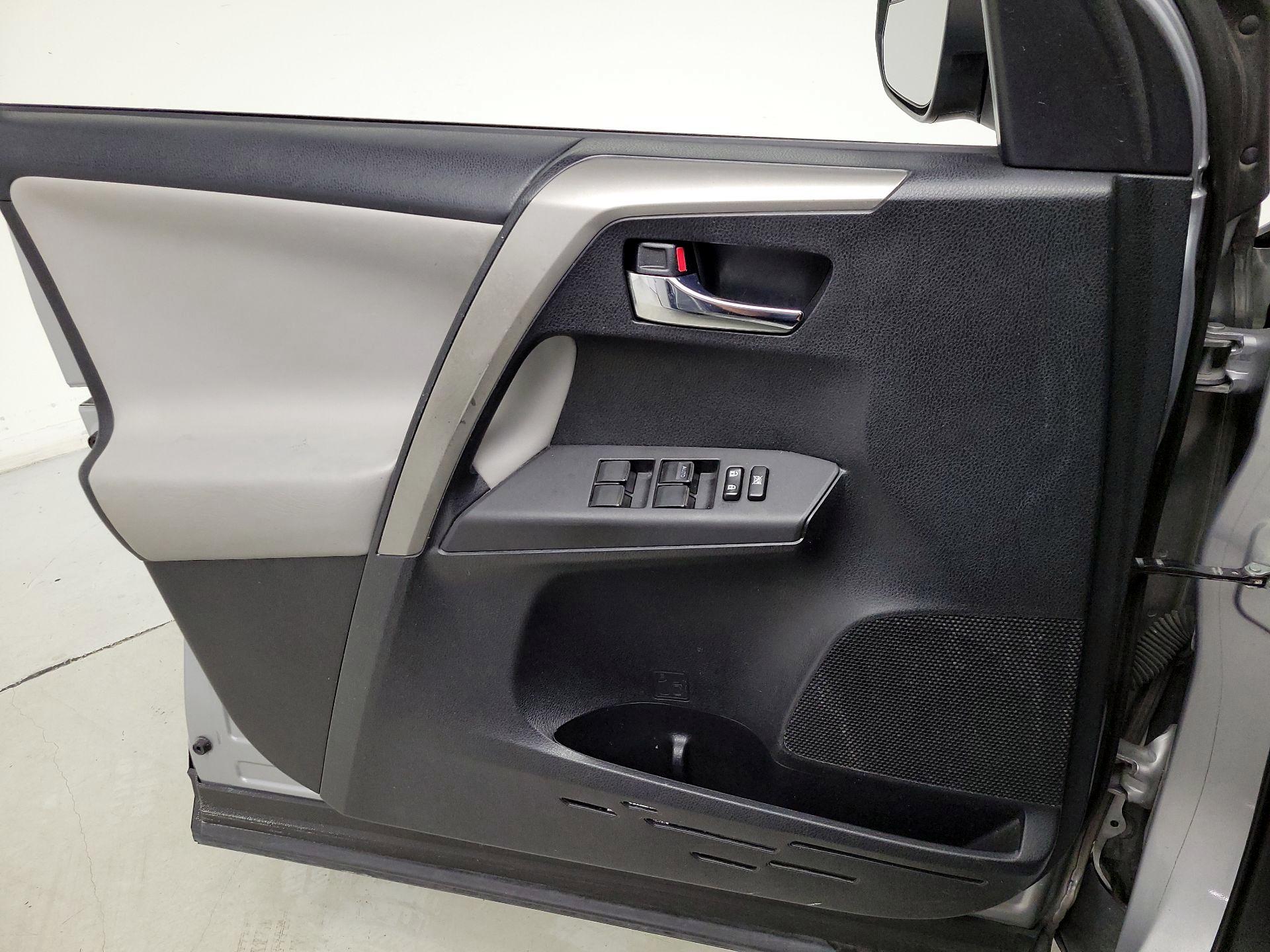 Thumbnail: 2016 Toyota RAV4 - 12