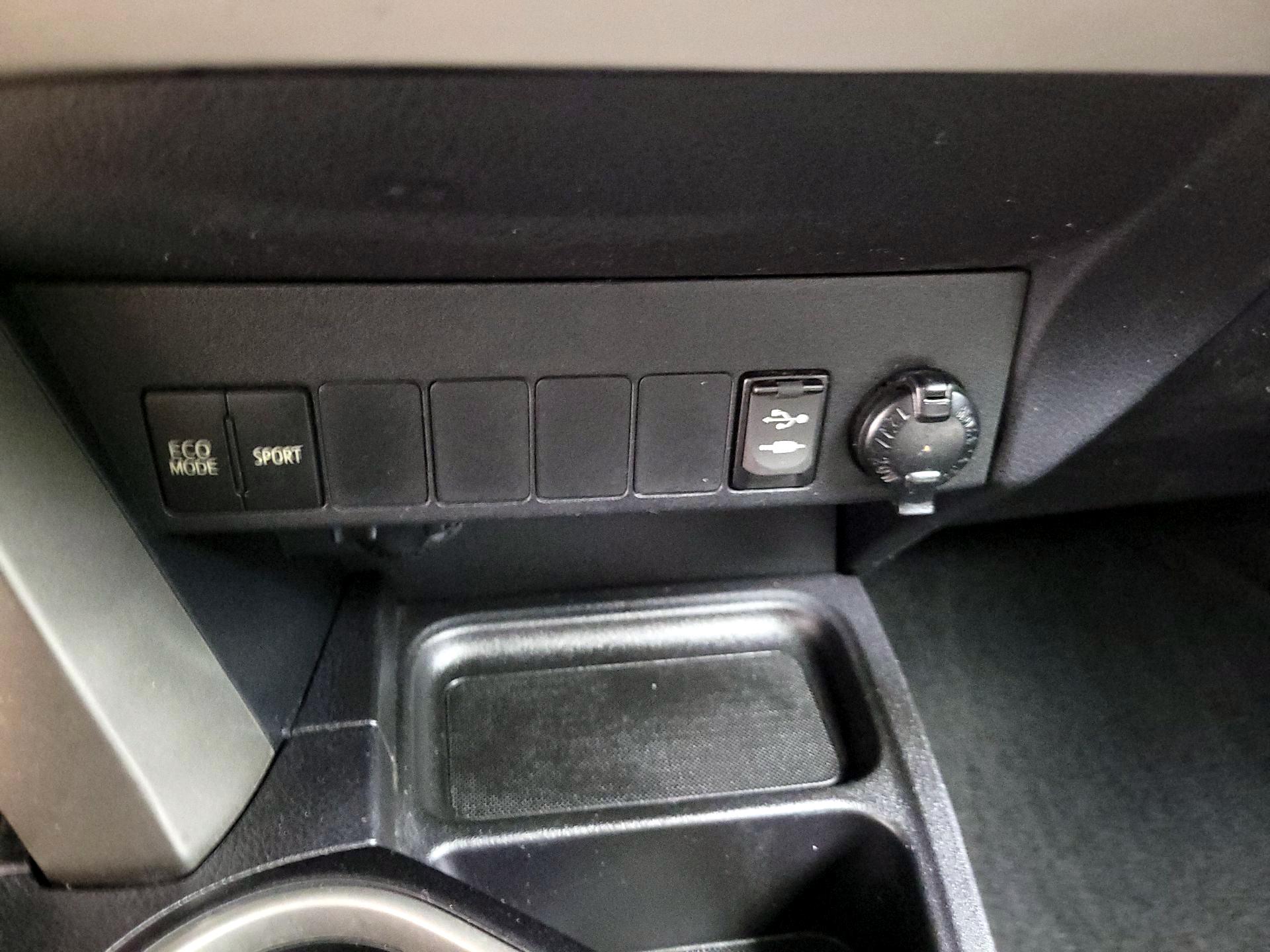 Thumbnail: 2016 Toyota RAV4 - 19