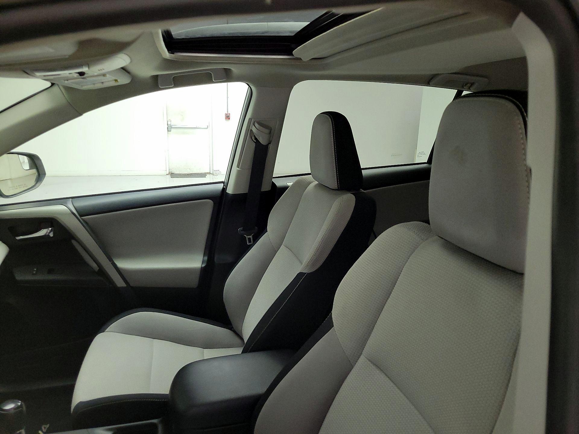 Thumbnail: 2016 Toyota RAV4 - 20