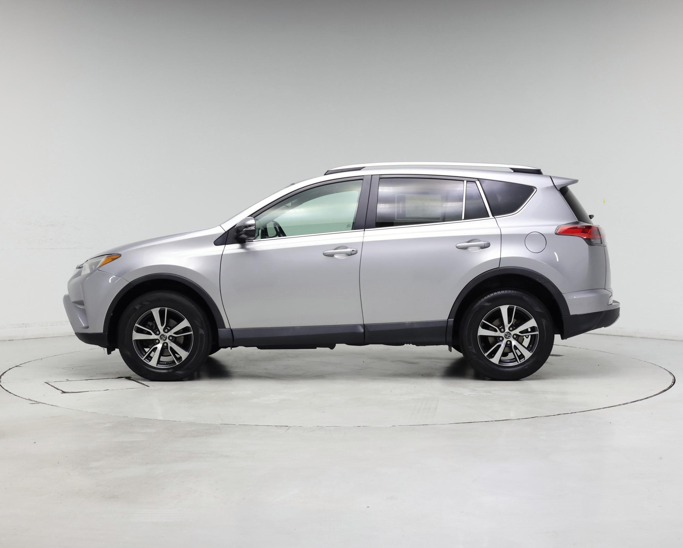 Thumbnail: 2016 Toyota RAV4 - 3