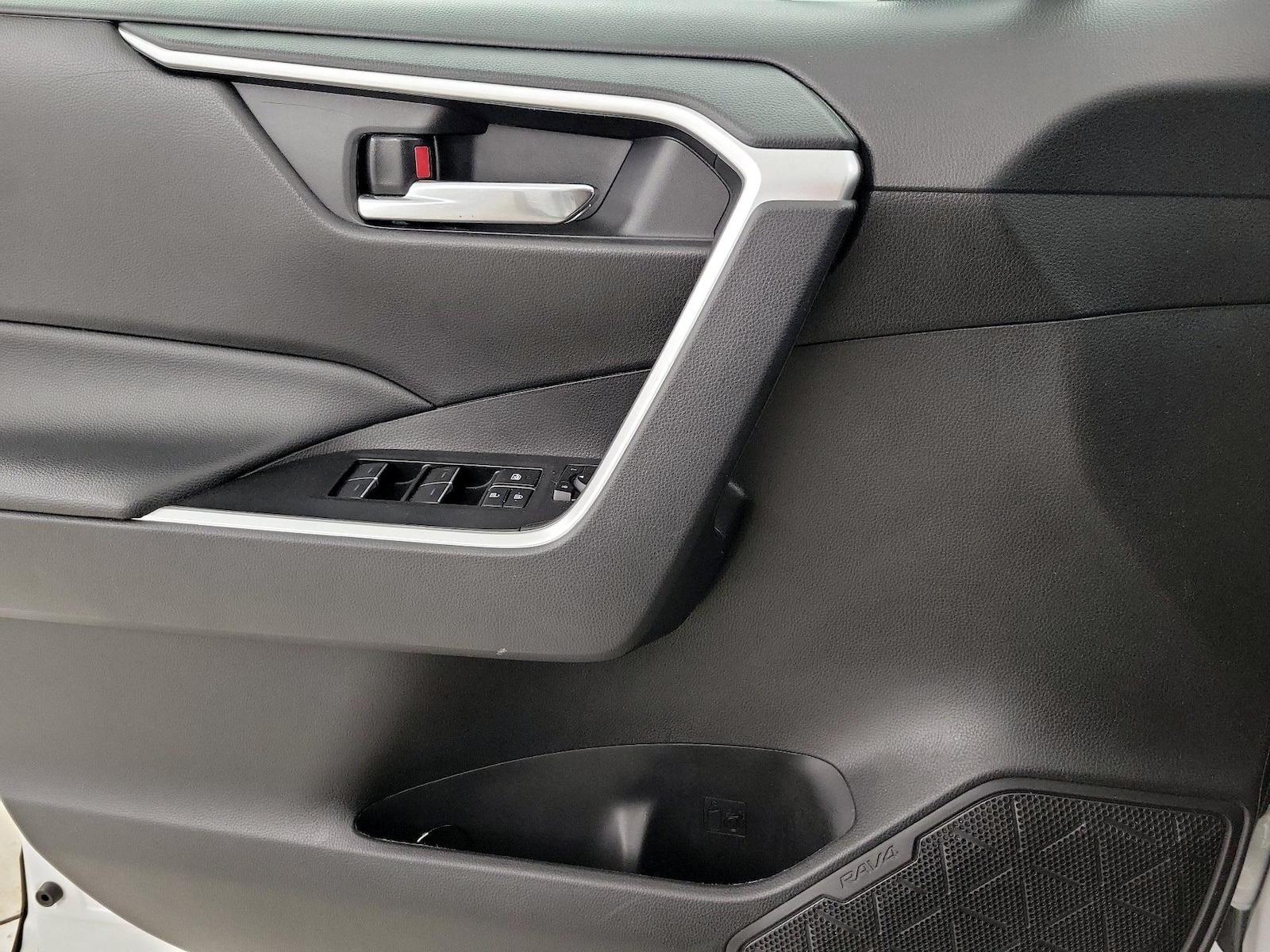 2024 Toyota RAV4 SE - Photo 13