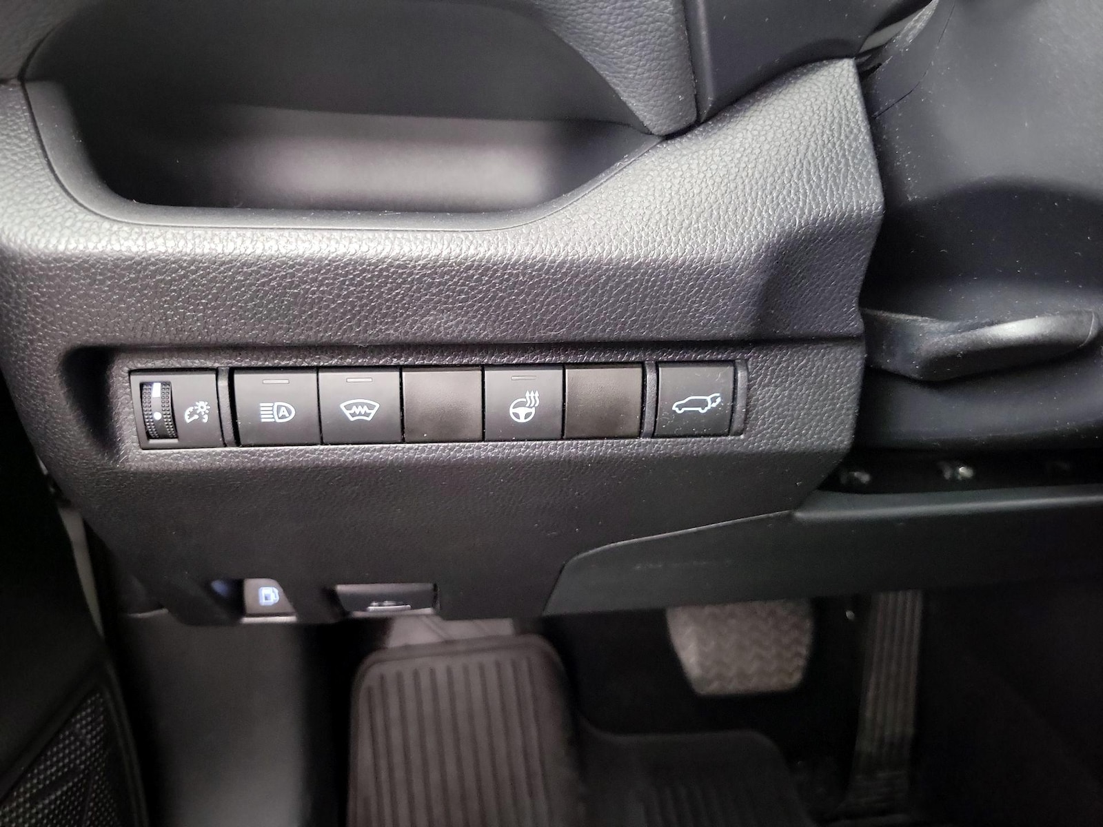 2024 Toyota RAV4 SE - Photo 14