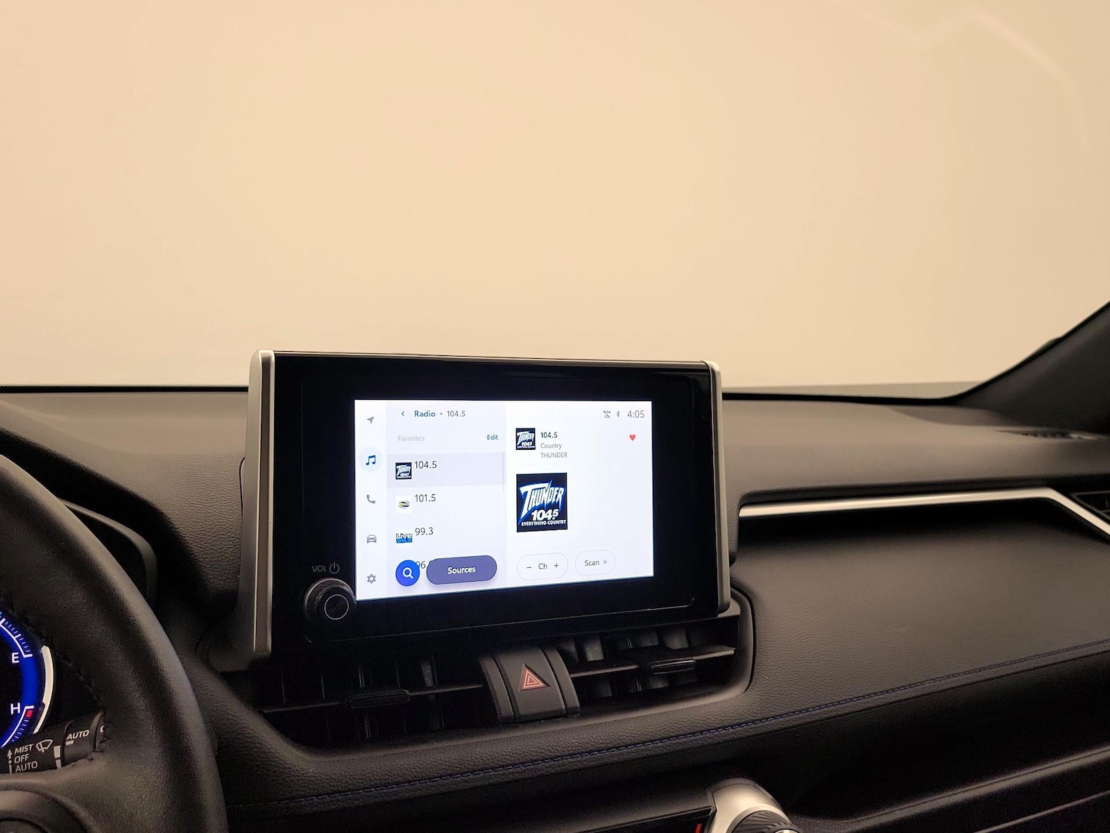 2024 Toyota RAV4 SE - Photo 16