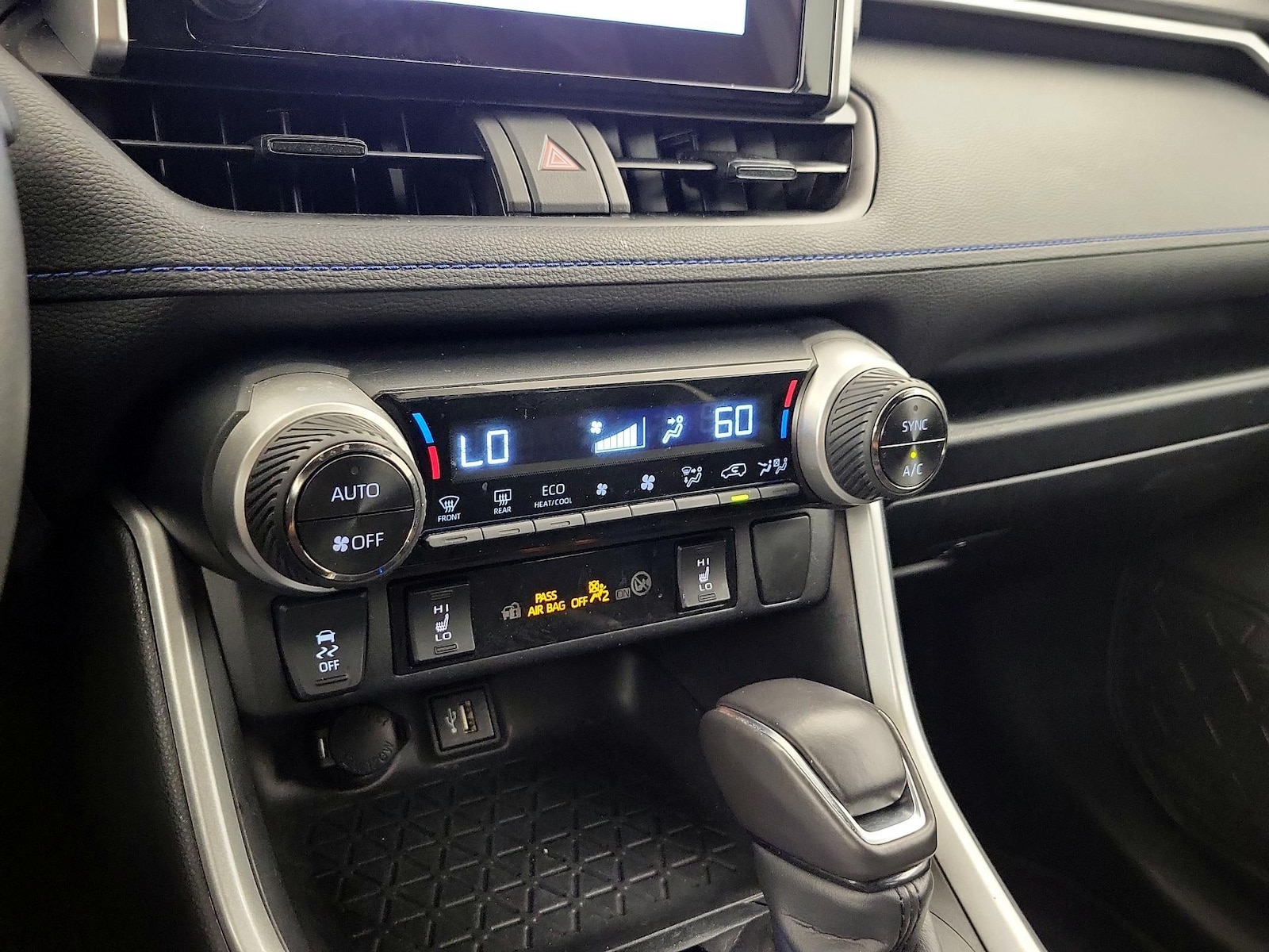 2024 Toyota RAV4 SE - Photo 17
