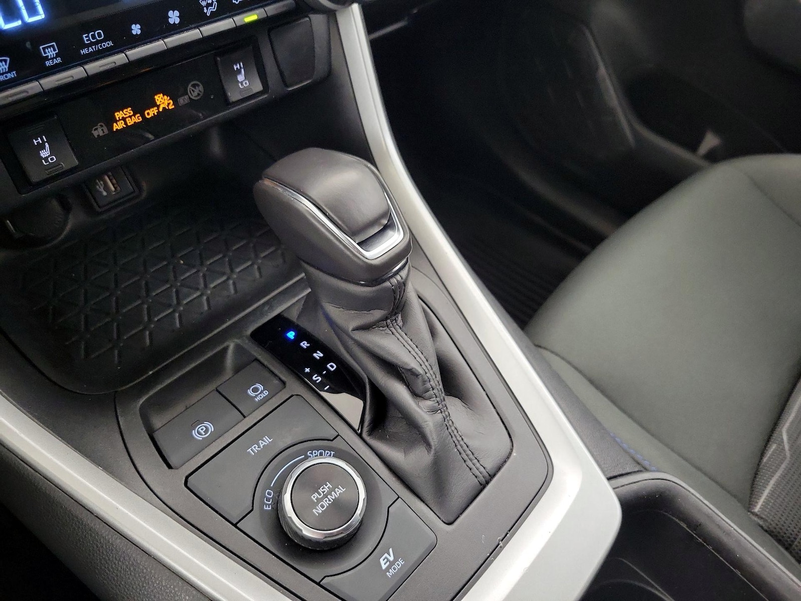 2024 Toyota RAV4 SE - Photo 18