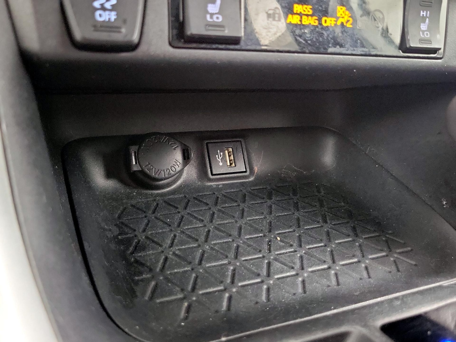 2024 Toyota RAV4 SE - Photo 19