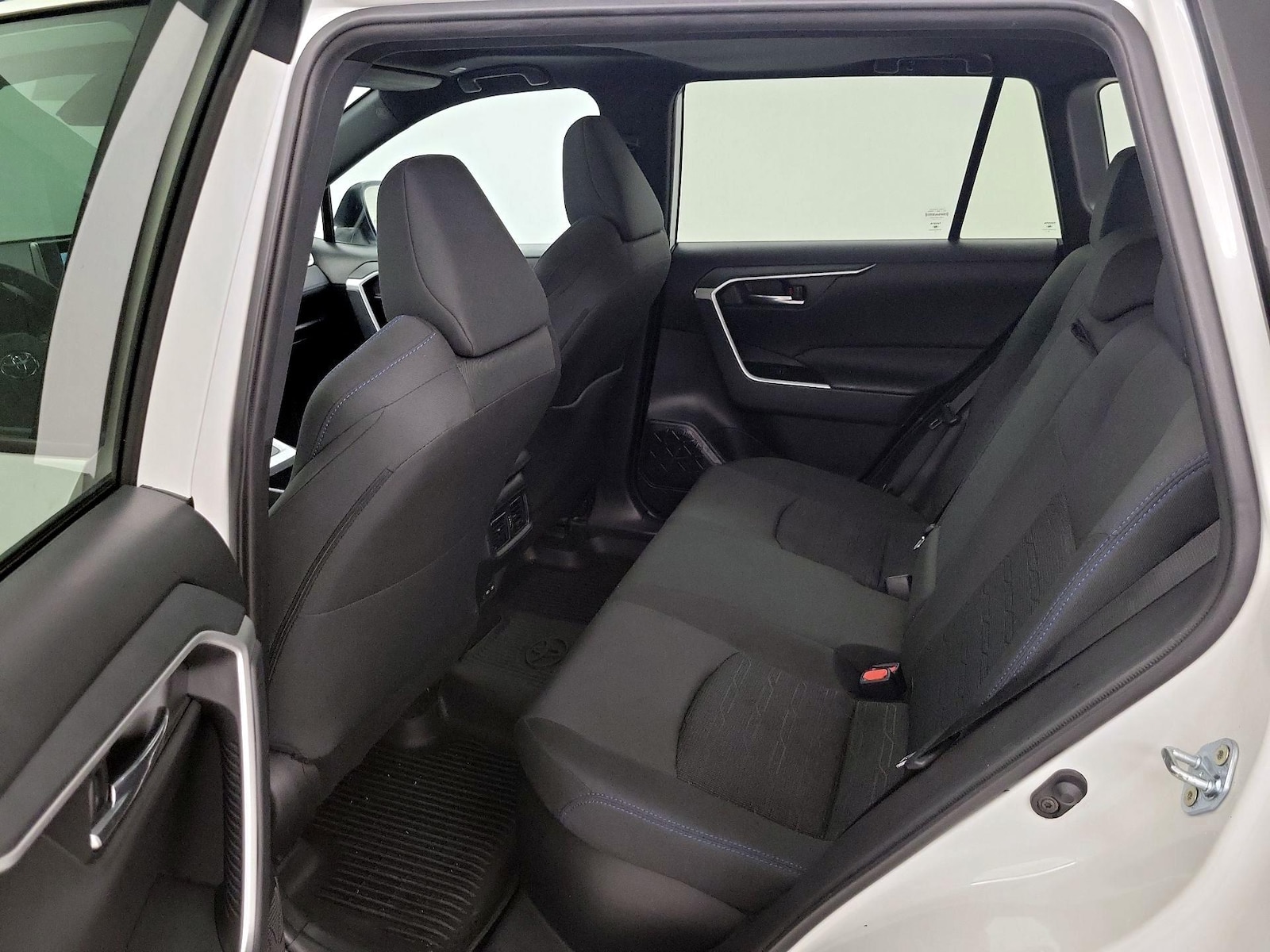 2024 Toyota RAV4 SE - Photo 21