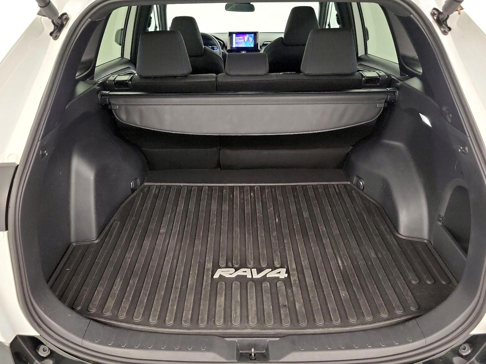 2024 Toyota RAV4 SE - Photo 22