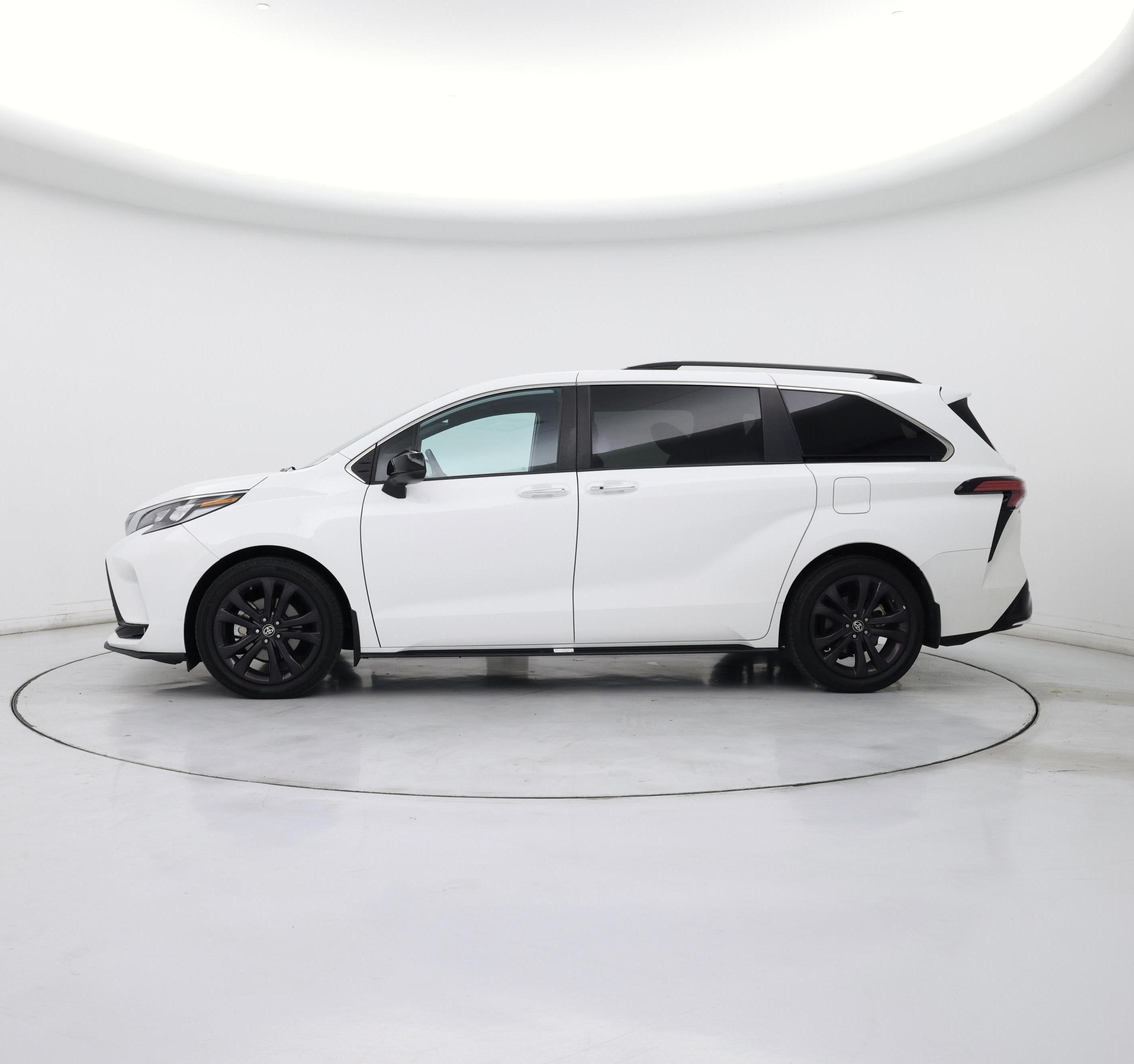Thumbnail: 2023 Toyota Sienna - 3