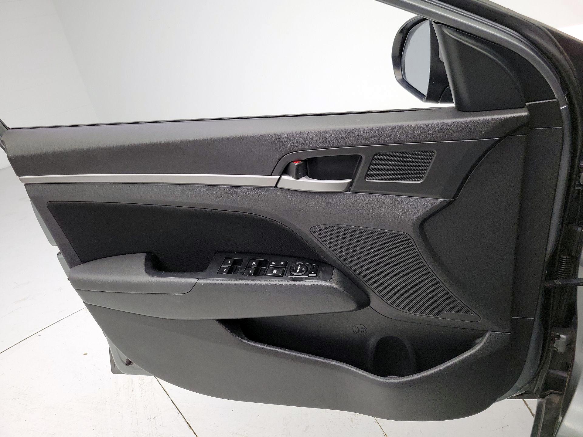 Thumbnail: 2017 Hyundai Elantra - 12
