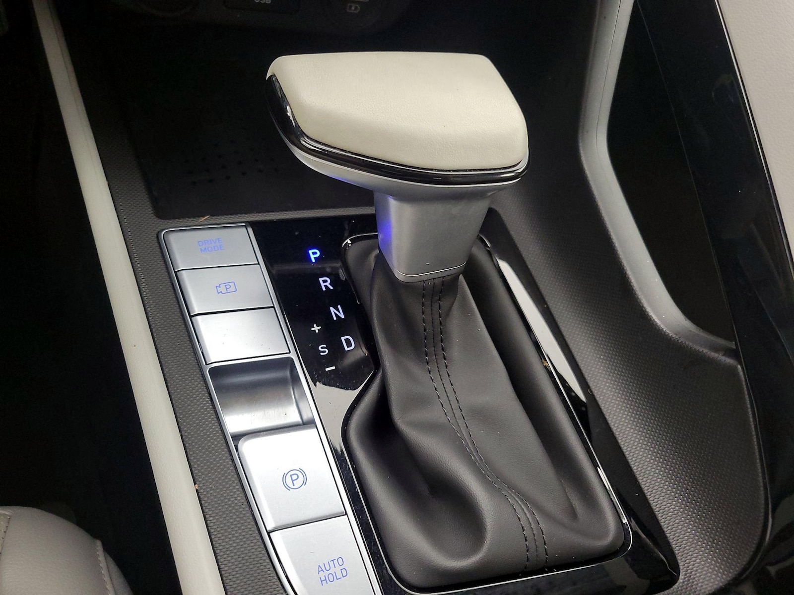 2023 Hyundai Elantra Limited - Photo 19