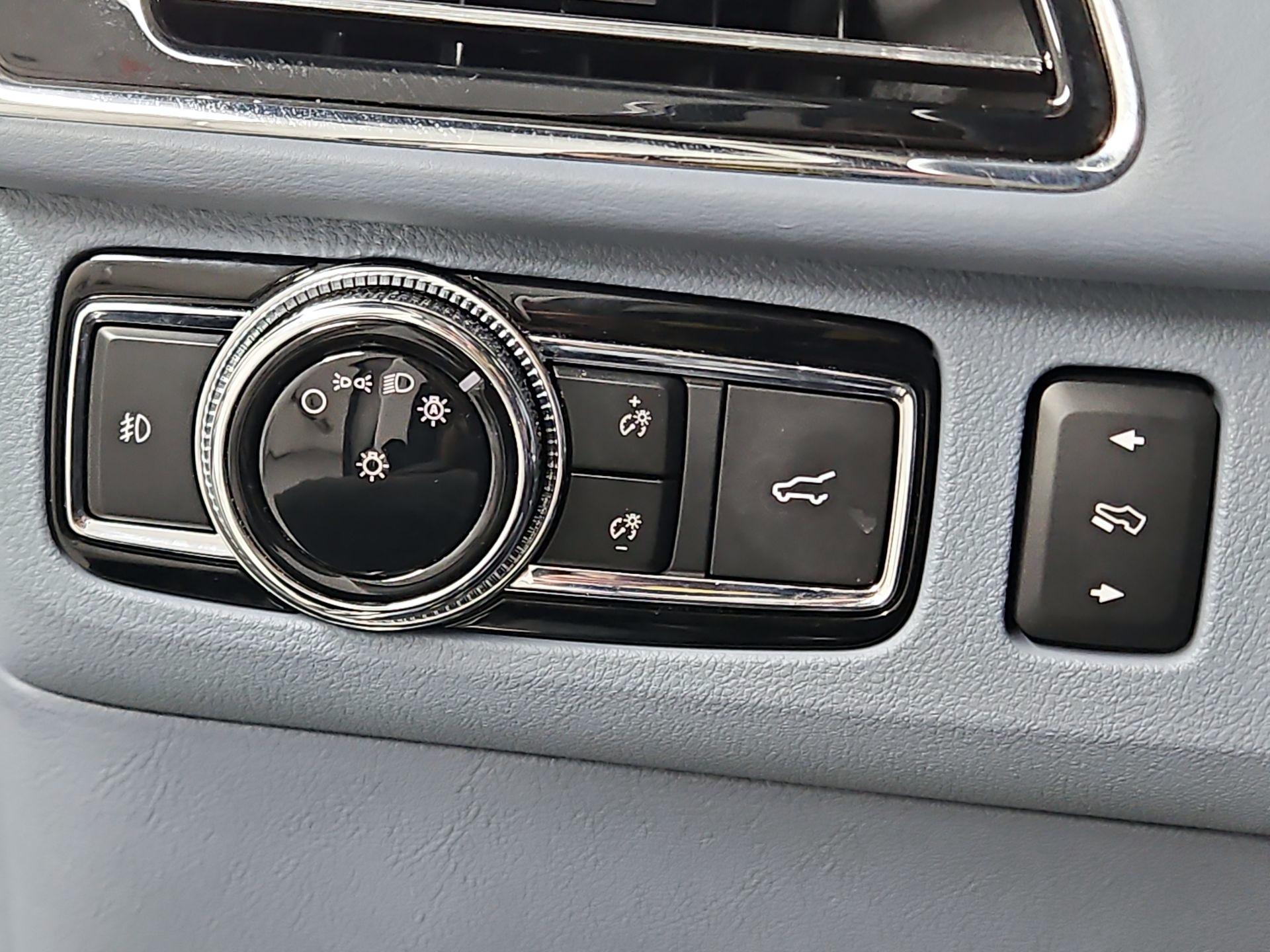 Thumbnail: 2019 Lincoln Navigator L - 13