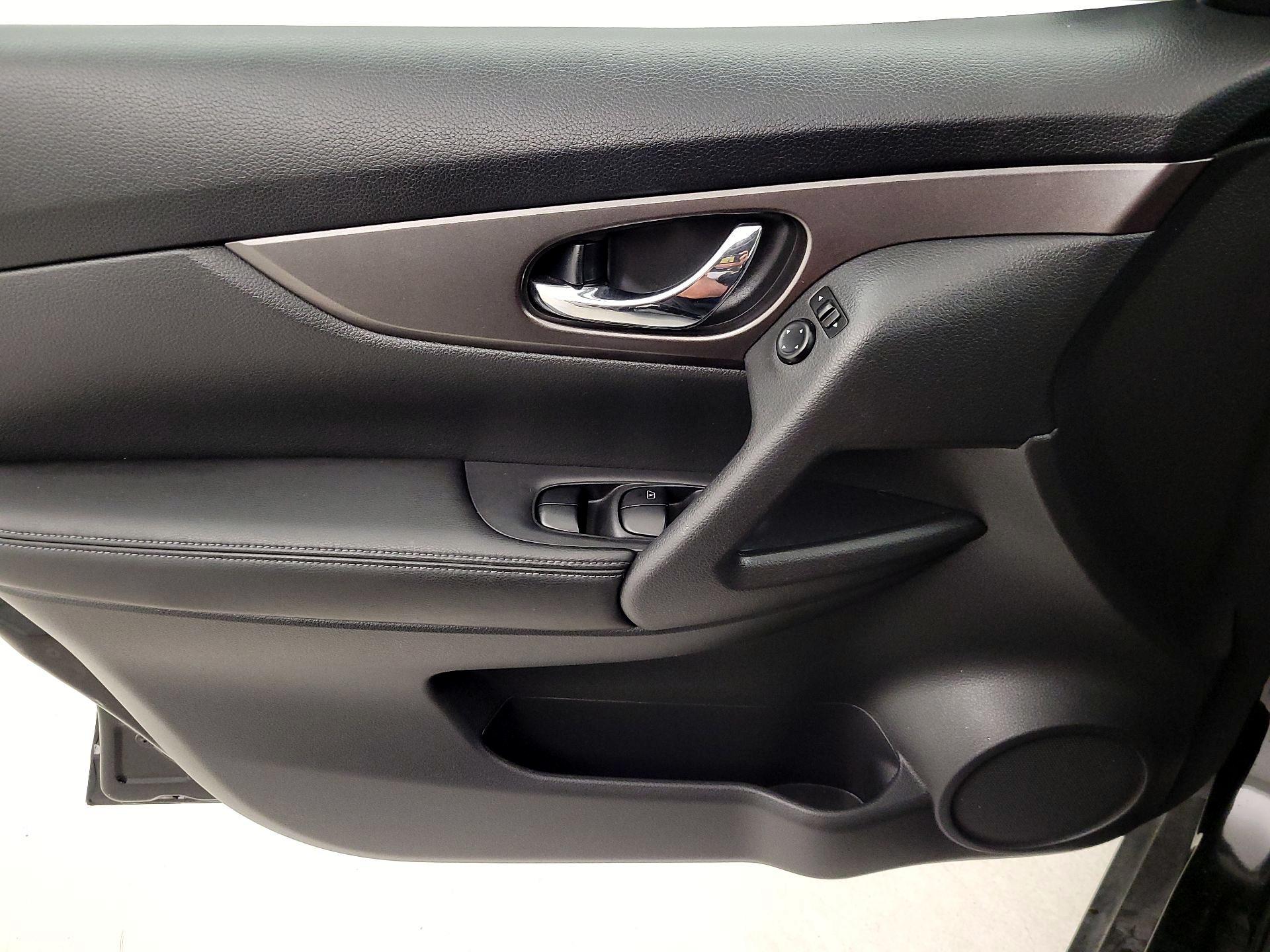 Thumbnail: 2015 Nissan Rogue - 12