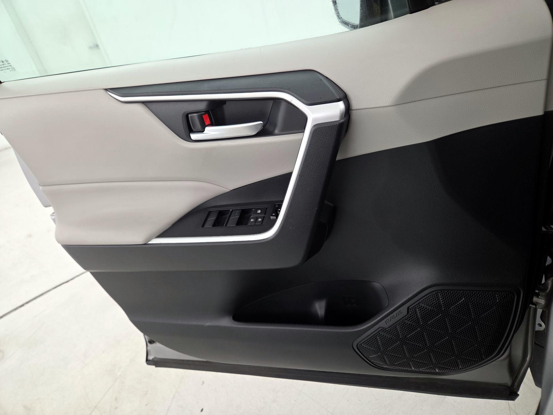 Thumbnail: 2019 Toyota RAV4 - 12