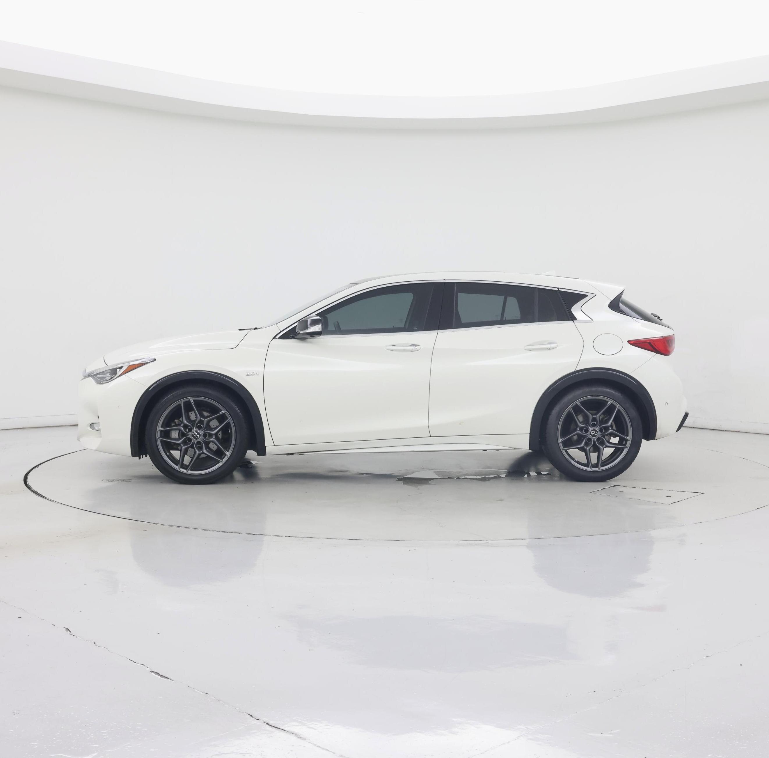 Thumbnail: 2017 INFINITI QX30 - 3