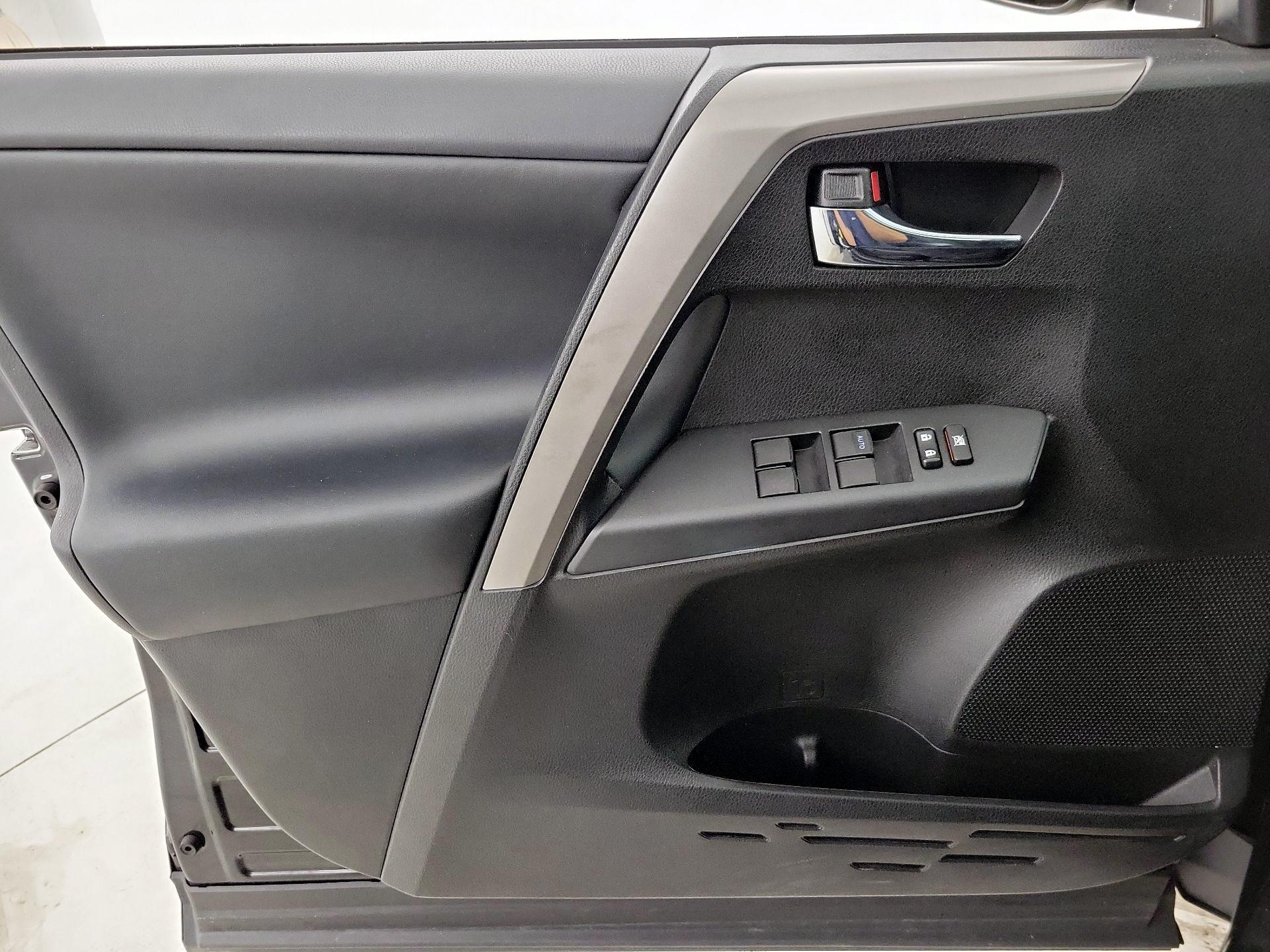 Thumbnail: 2016 Toyota RAV4 - 12