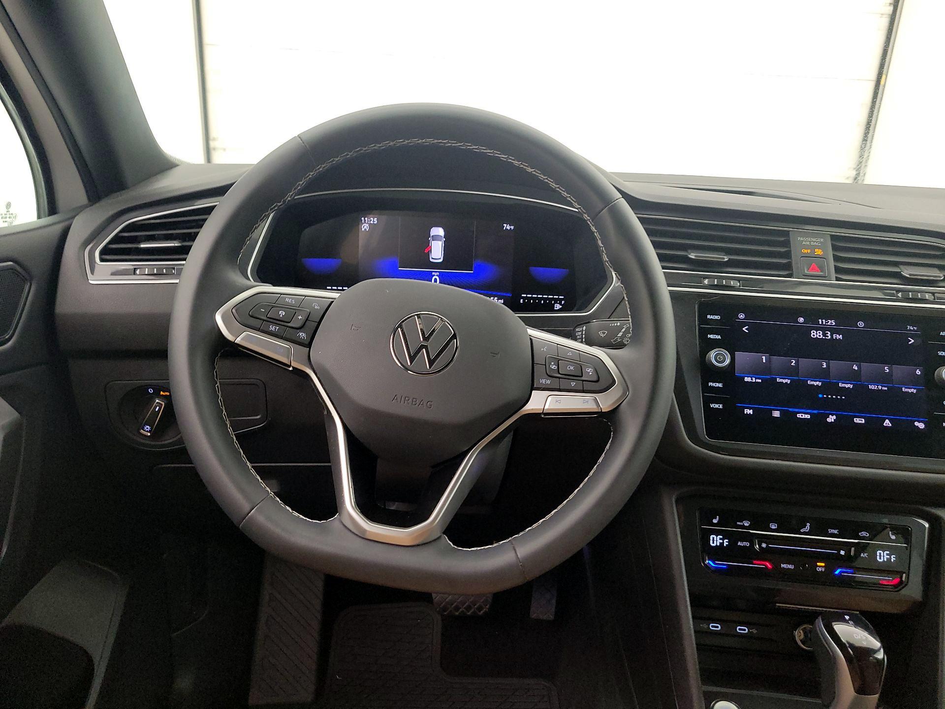 Thumbnail: 2023 Volkswagen Tiguan - 10