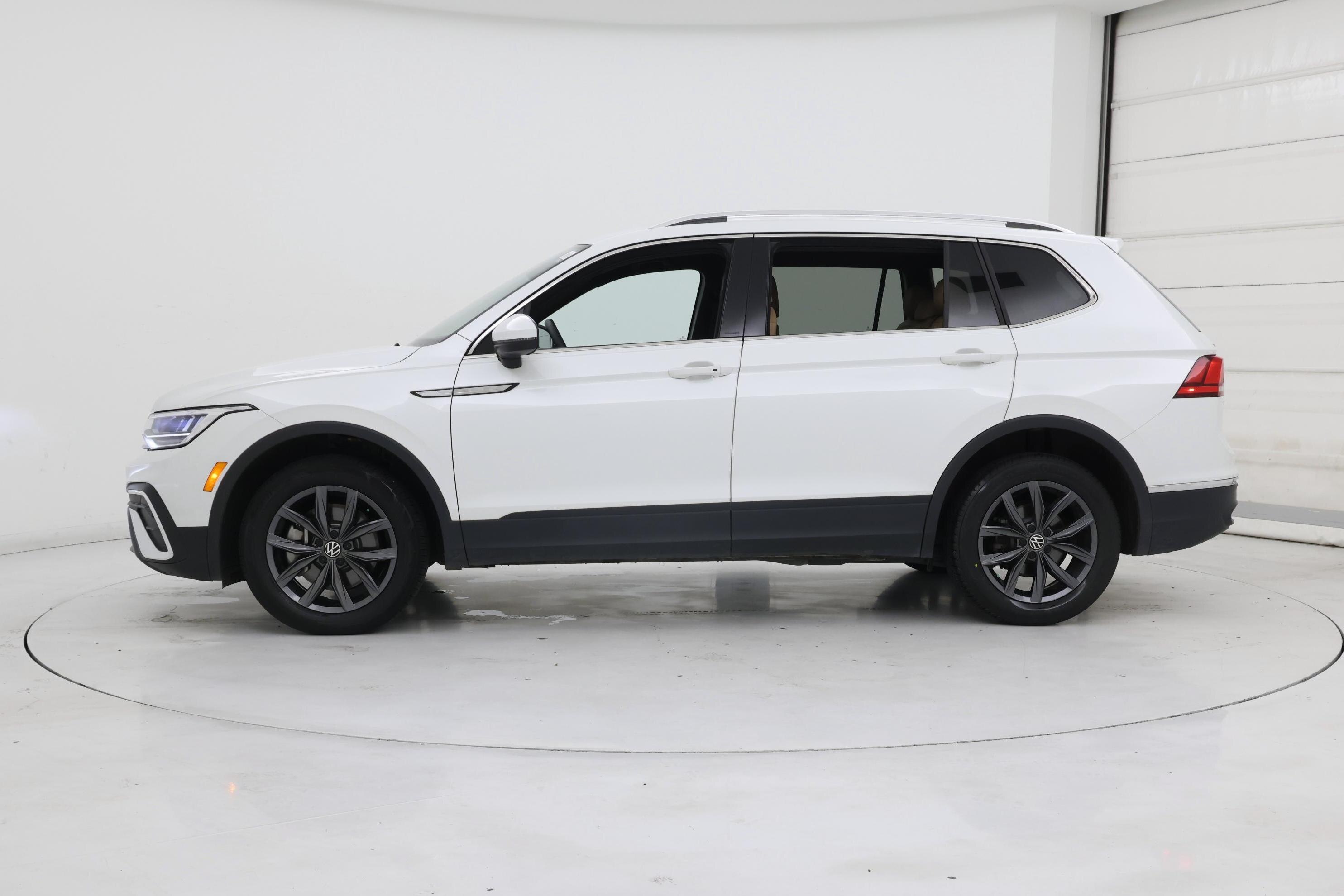 Thumbnail: 2023 Volkswagen Tiguan - 3