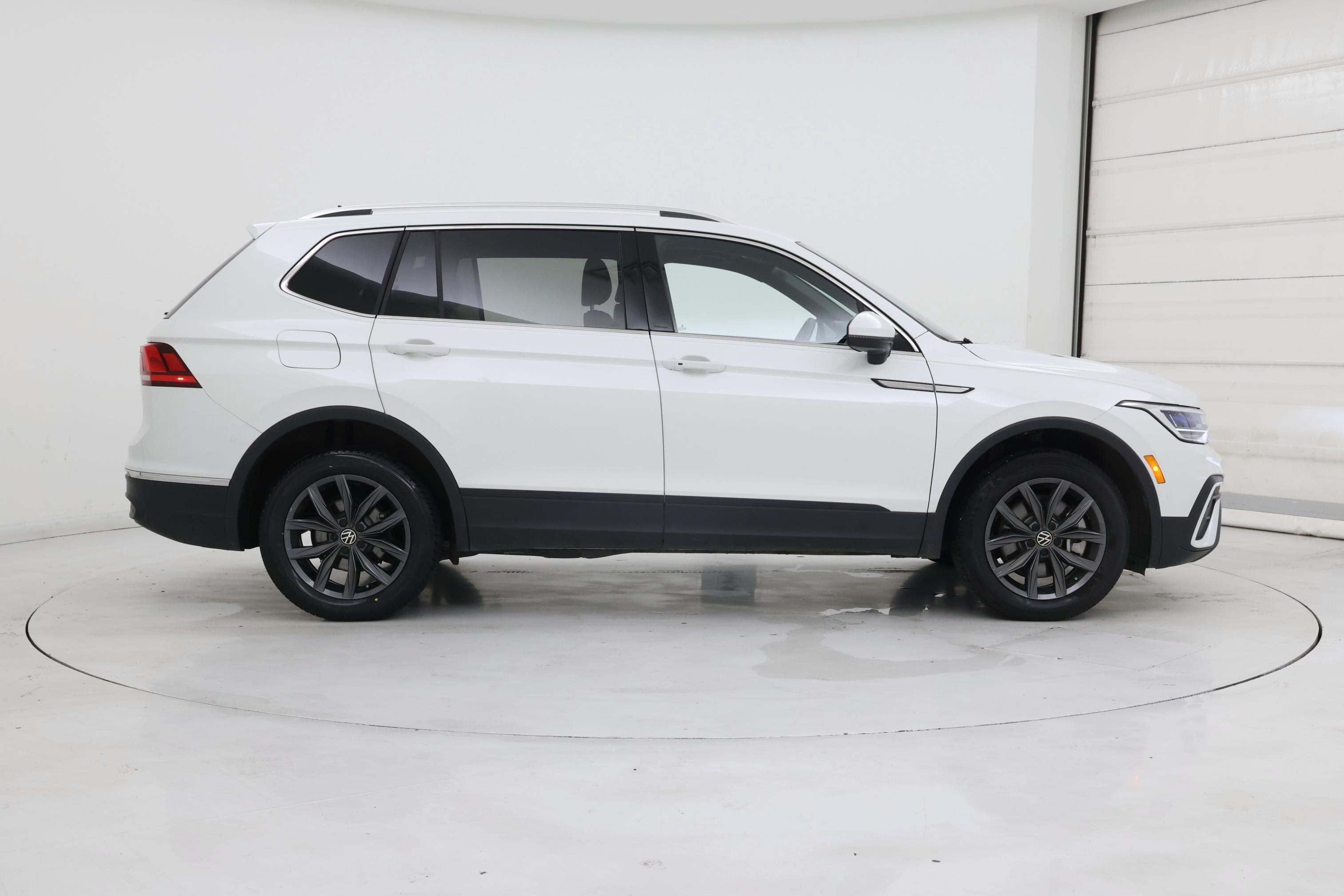 Thumbnail: 2023 Volkswagen Tiguan - 7