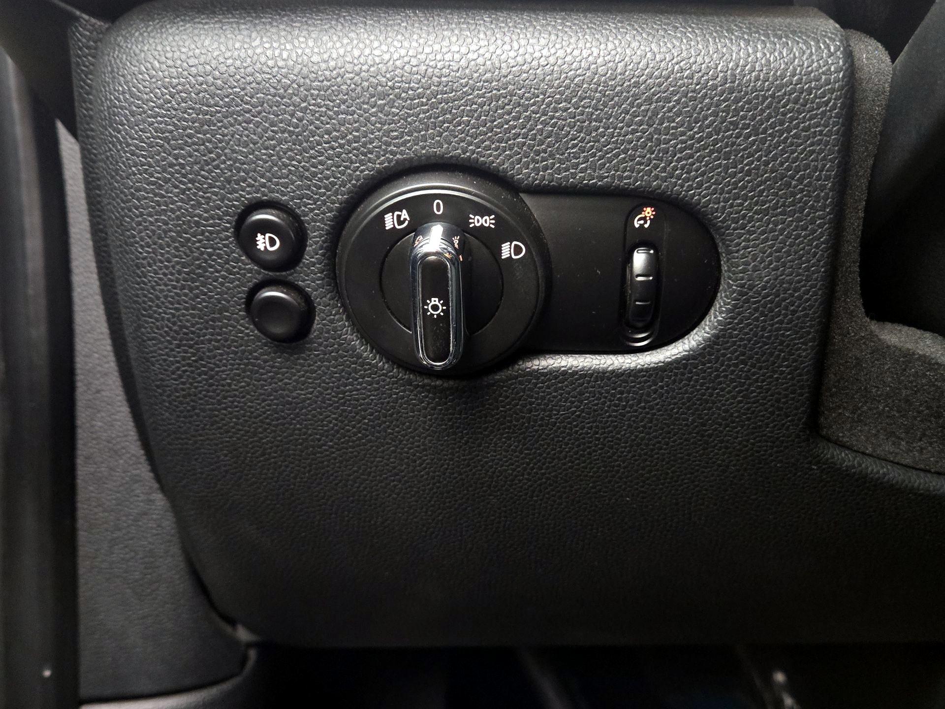 Thumbnail: 2015 MINI Cooper Hardtop - 13