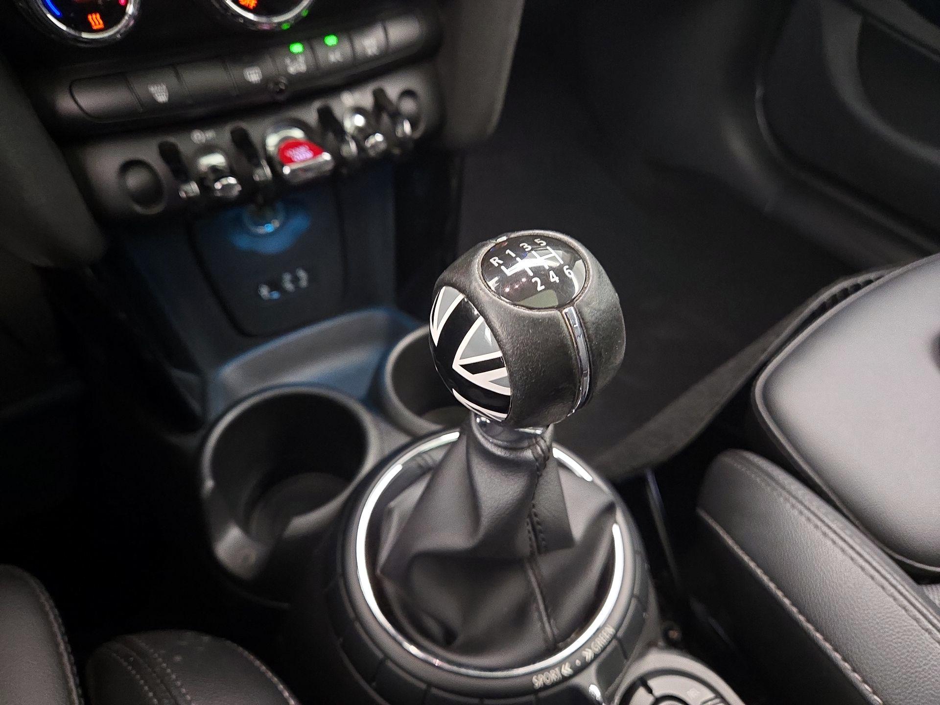 Thumbnail: 2015 MINI Cooper Hardtop - 17
