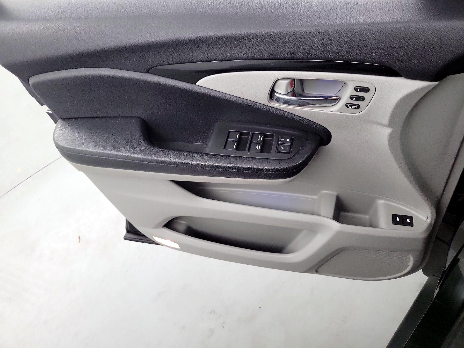 Thumbnail: 2017 Honda Pilot - 12