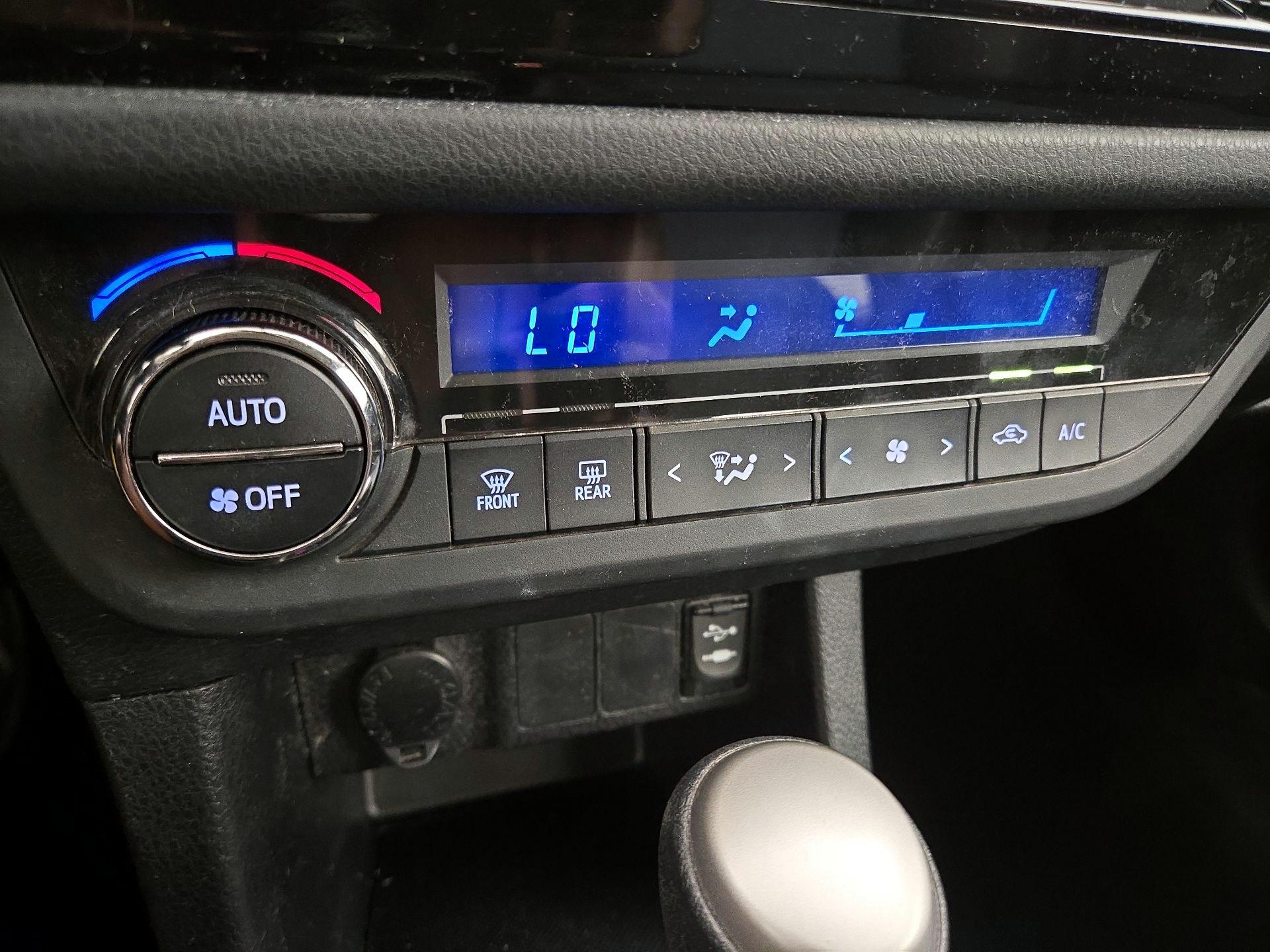 Thumbnail: 2015 Toyota Corolla - 16