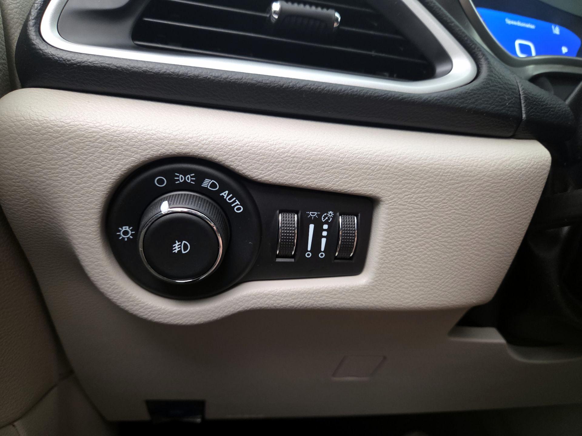 Thumbnail: 2021 Chrysler Pacifica - 13