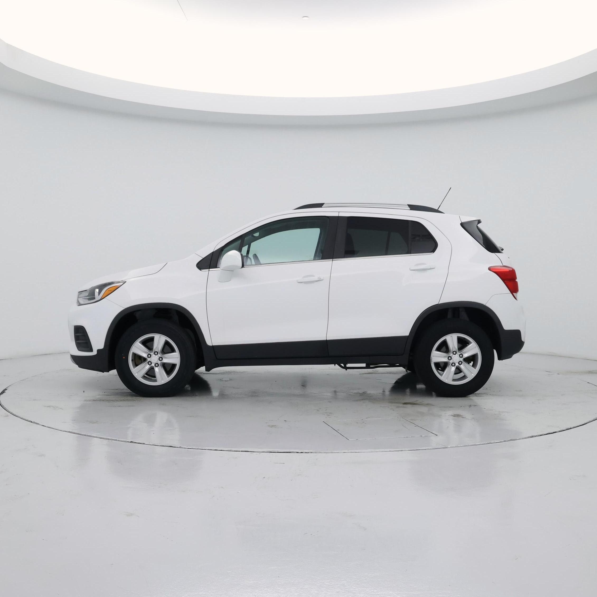 Thumbnail: 2017 Chevrolet Trax - 3