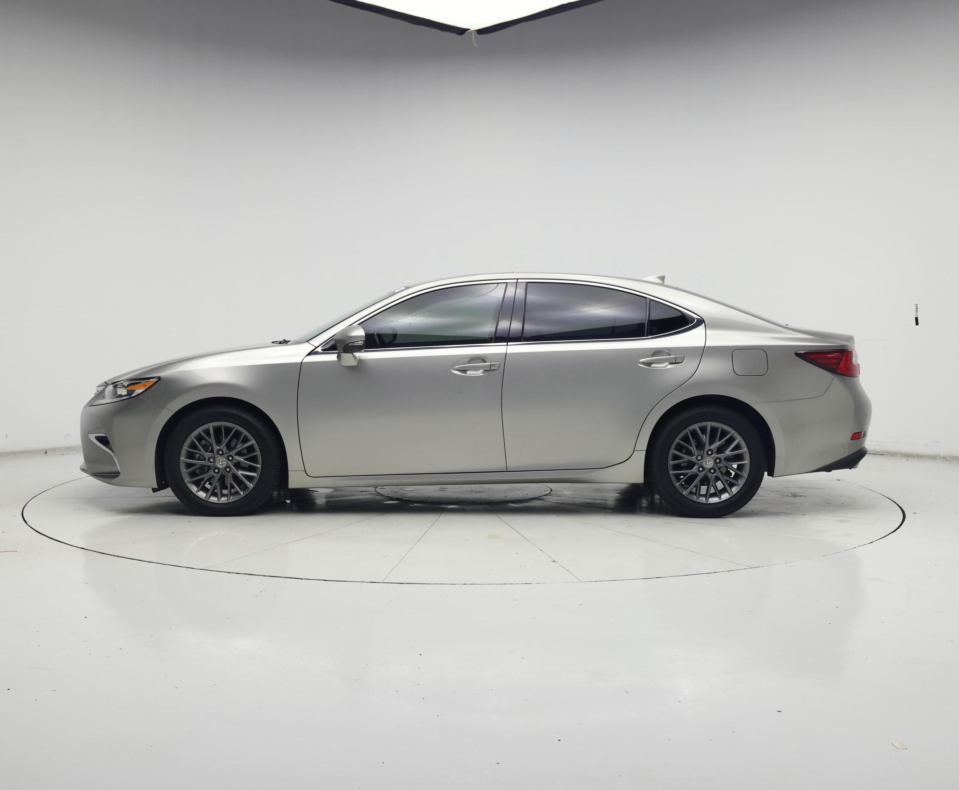 Thumbnail: 2018 Lexus ES - 3