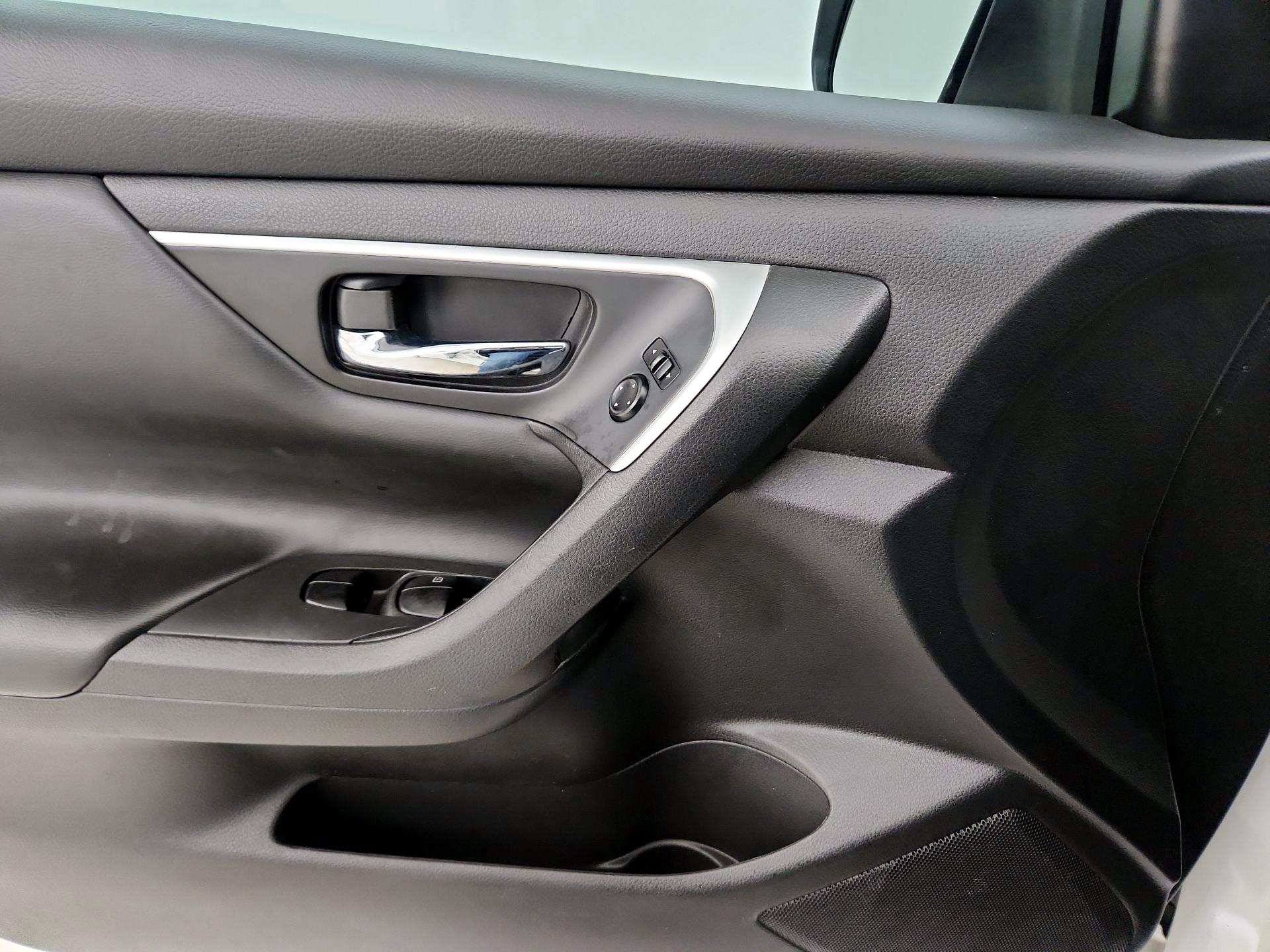 Thumbnail: 2016 Nissan Altima - 12