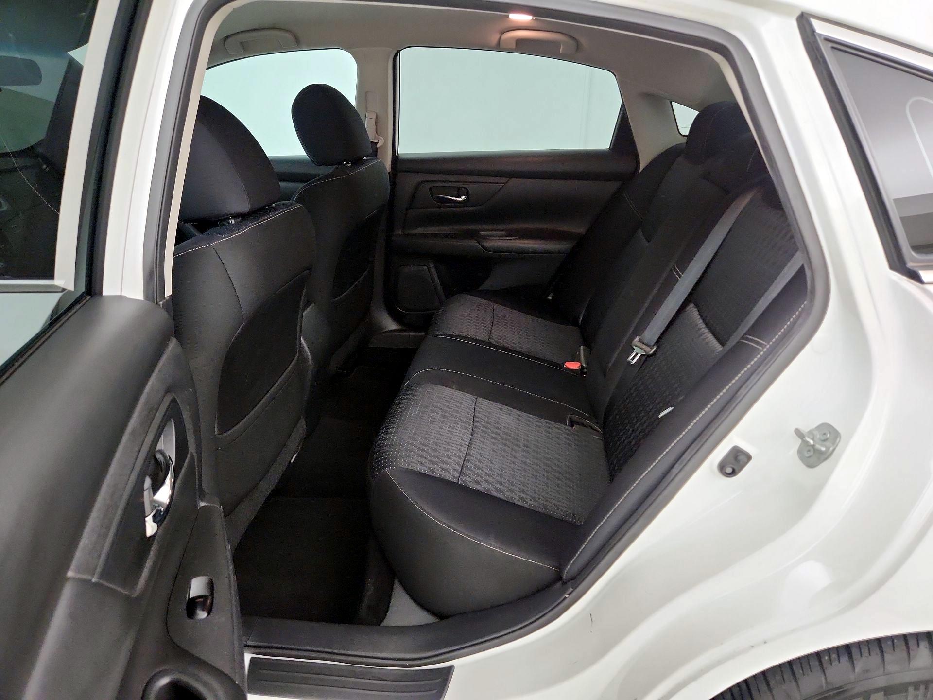 Thumbnail: 2016 Nissan Altima - 19