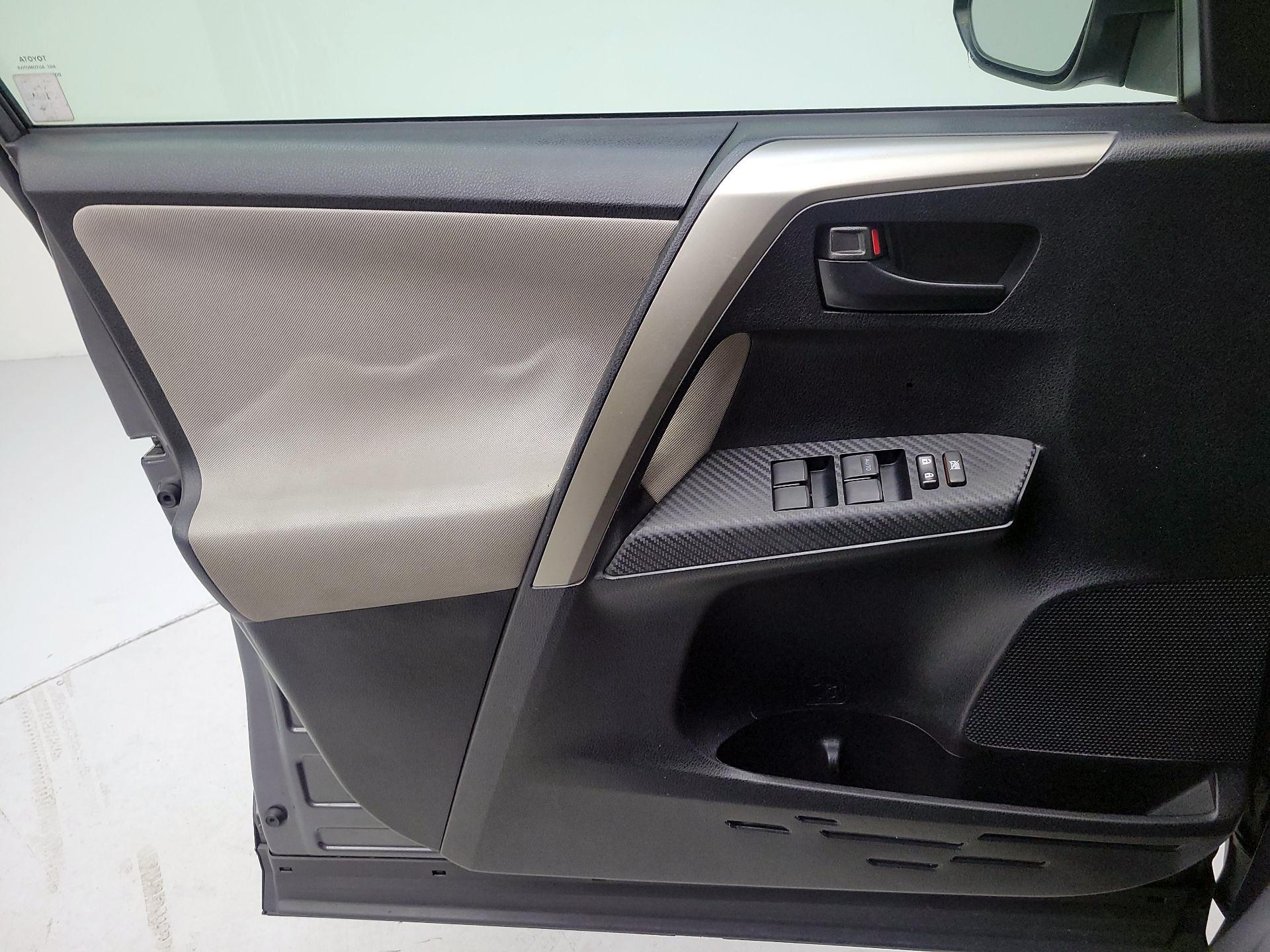 Thumbnail: 2015 Toyota RAV4 - 12