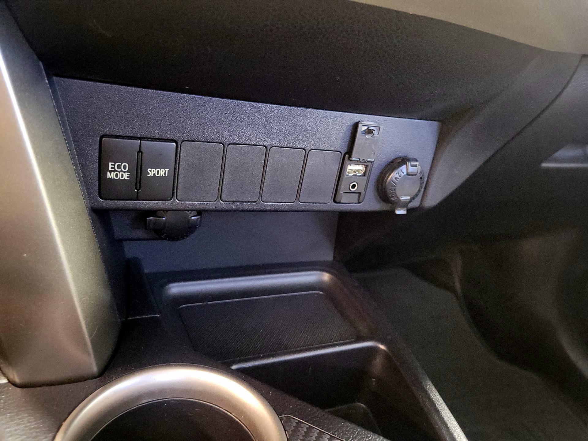 Thumbnail: 2015 Toyota RAV4 - 18
