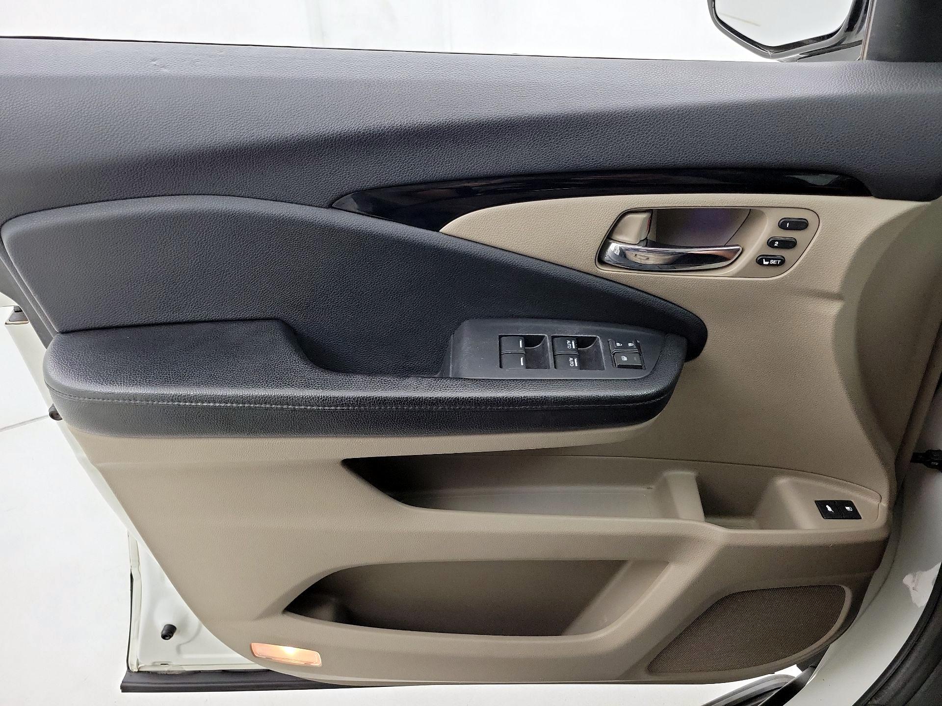 Thumbnail: 2017 Honda Pilot - 12