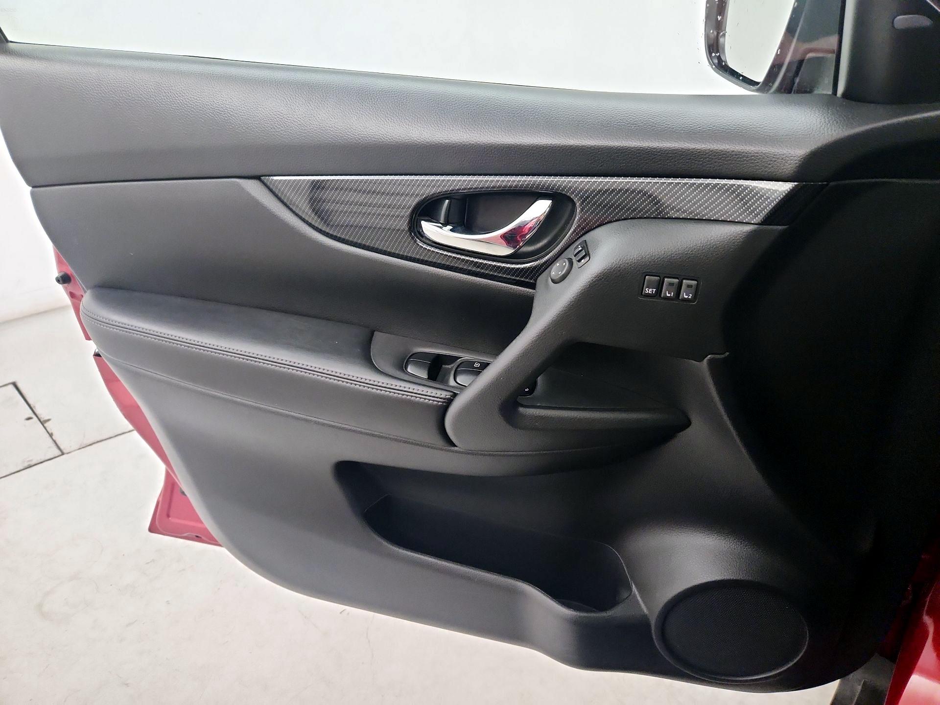 Thumbnail: 2017 Nissan Rogue - 12