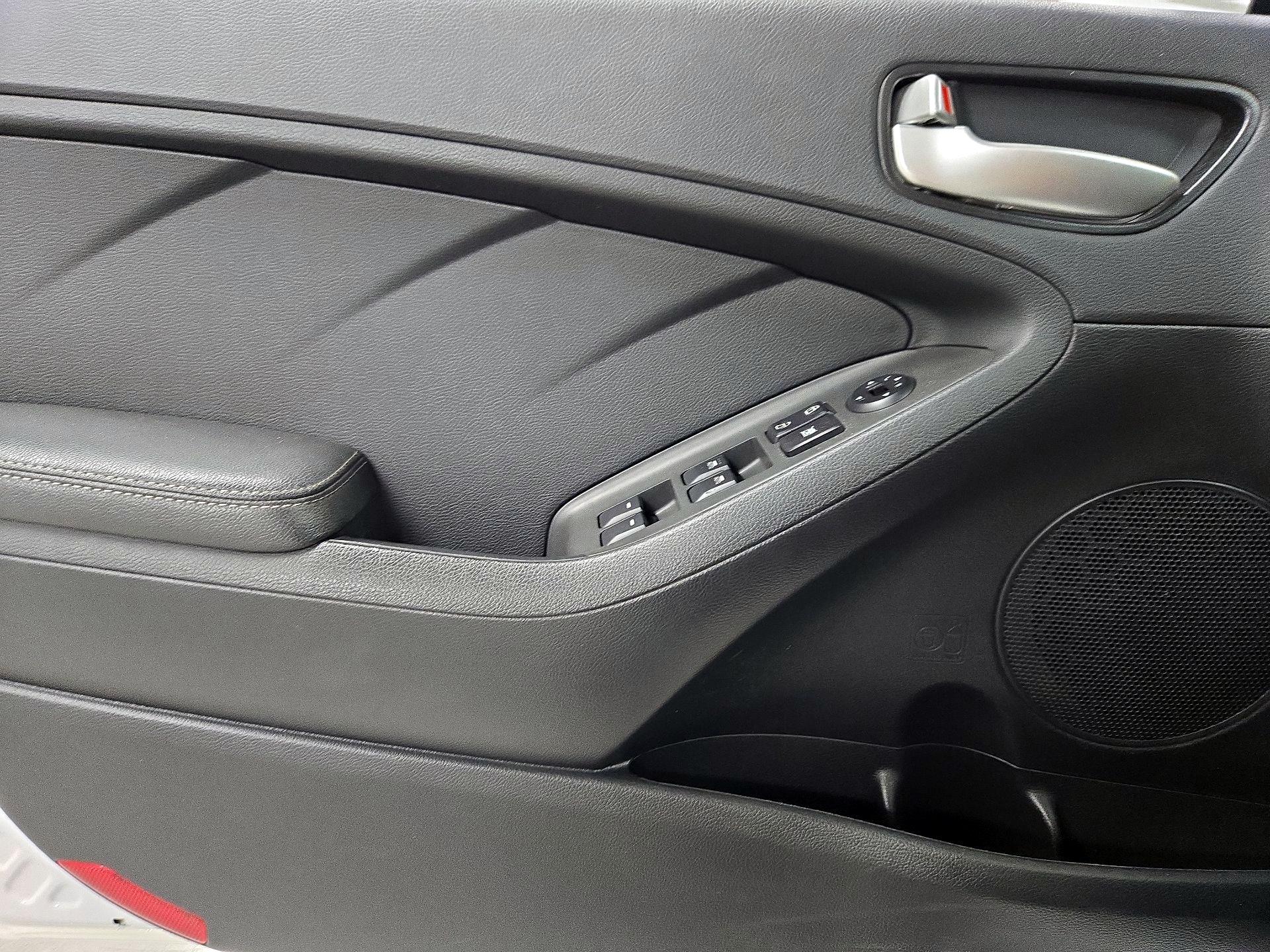 Thumbnail: 2018 Kia Forte - 12
